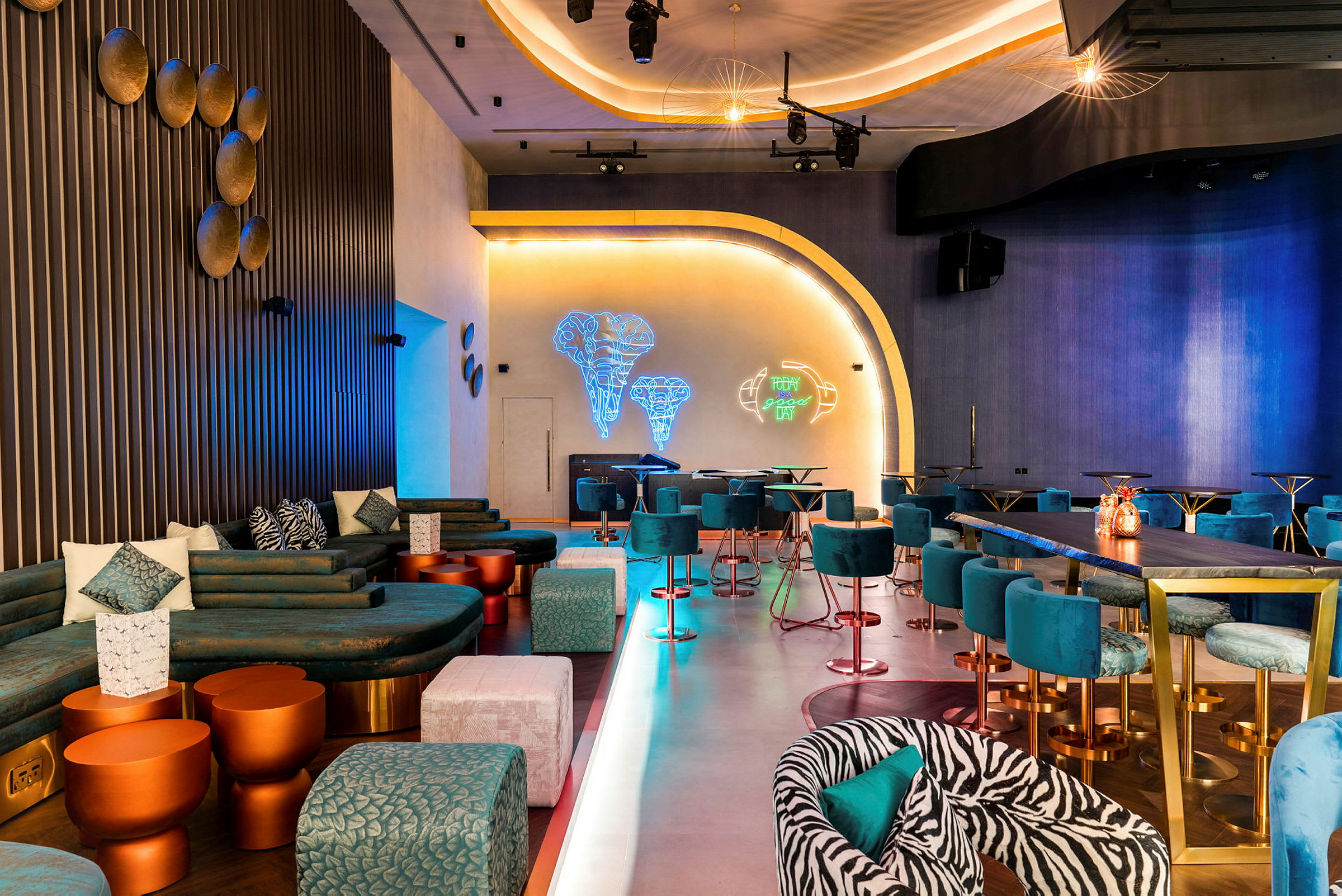 En stilfullt inredd lounge med färgglada möbler och väggdekorationer. (AI-genererad text)