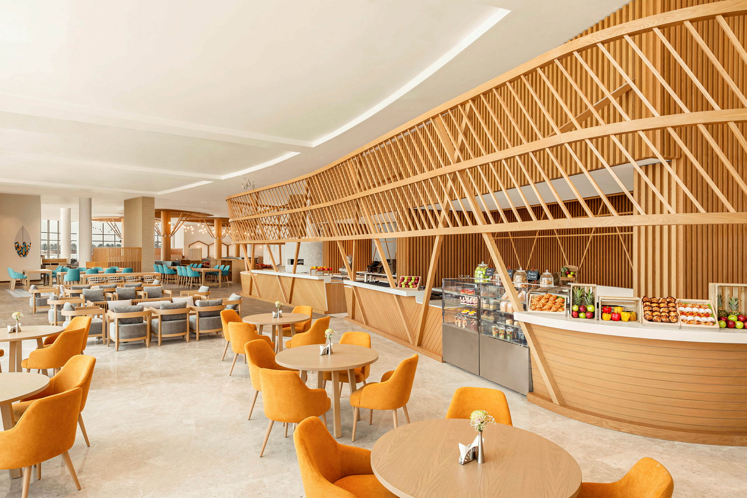 En restaurang eller kafé med träinredning, ett serveringsområde med glasskåp fyllda med mat, samt sittplatser med färggranna stolar. (AI-genererad text)