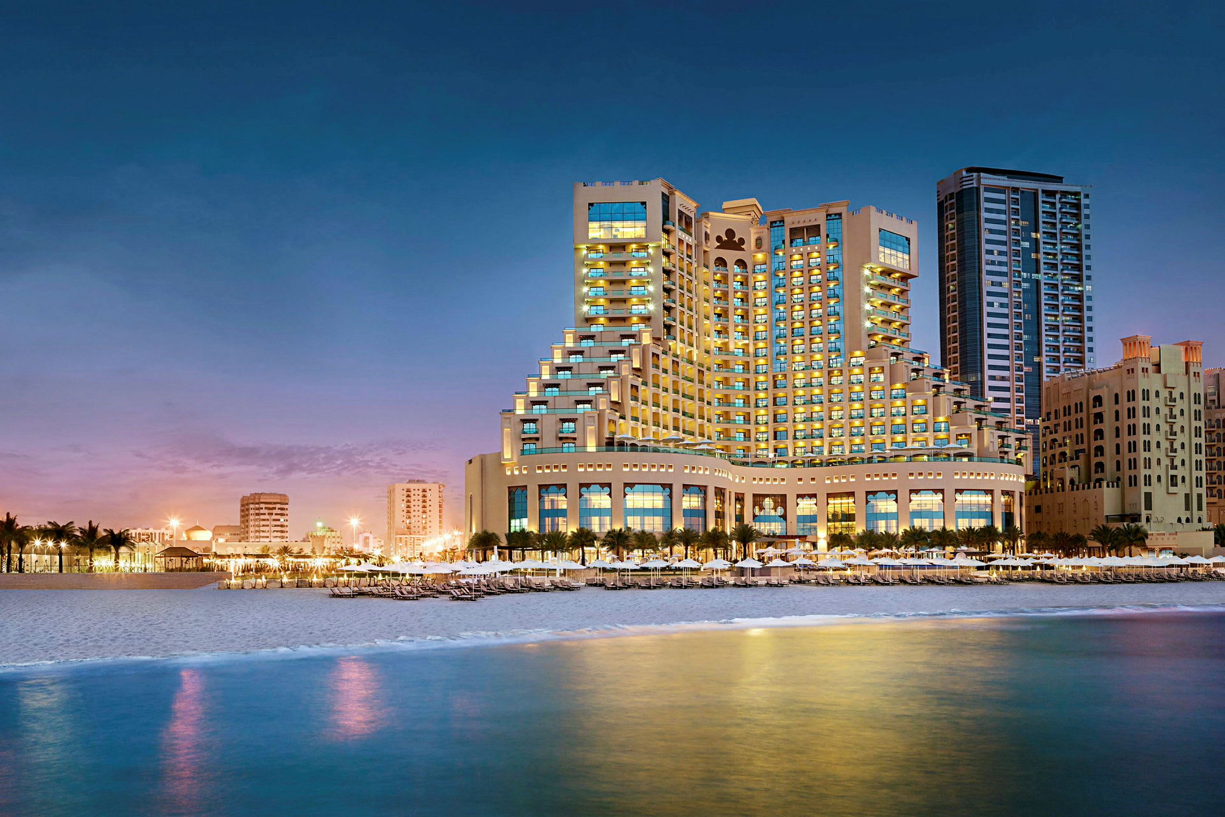 Ett hotell vid stranden under aftonbelysning. (AI-genererad text)
