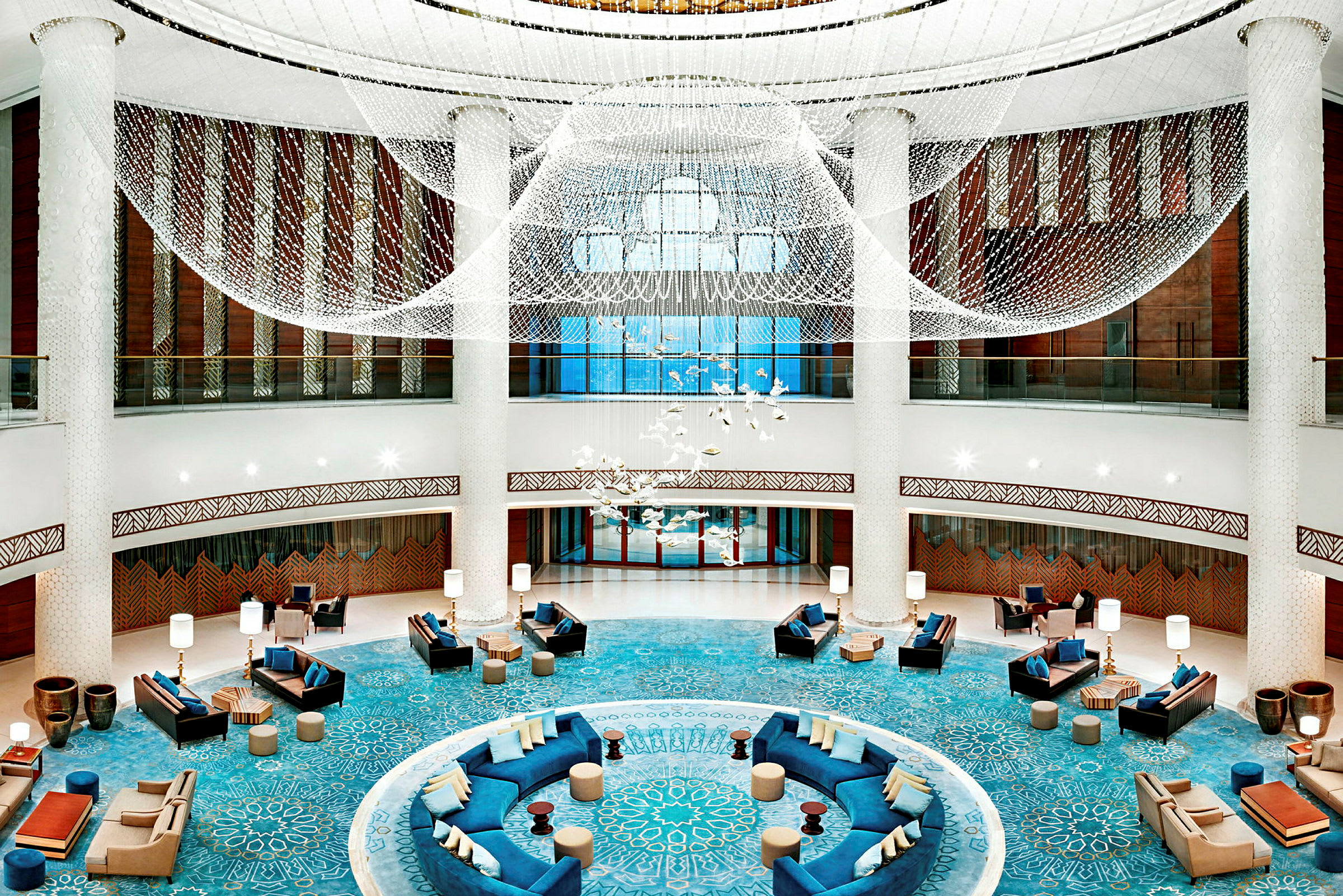En elegant hotellobby med moderna möbler och en stor dekorativ ljuskrona. (AI-genererad text)