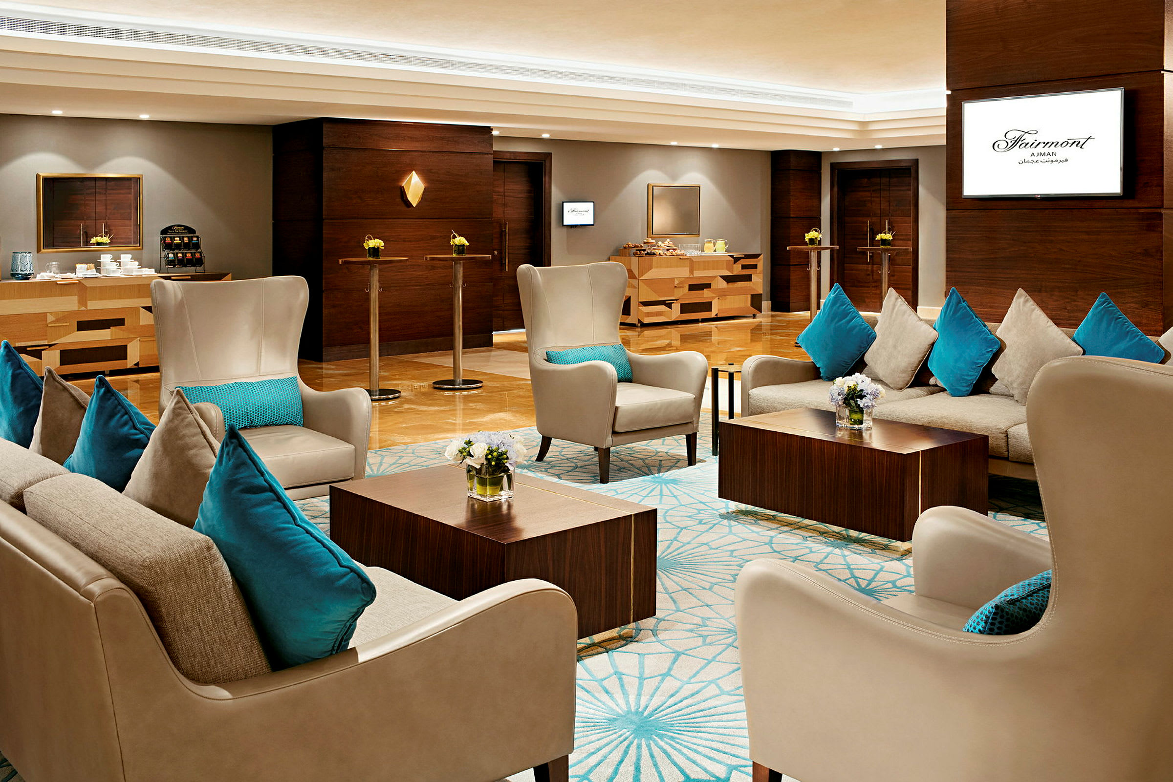 Hotellobby med bekväma sittmöbler i fåtöljer och soffor, kaffe- och tebord i bakgrunden. (AI-genererad text)