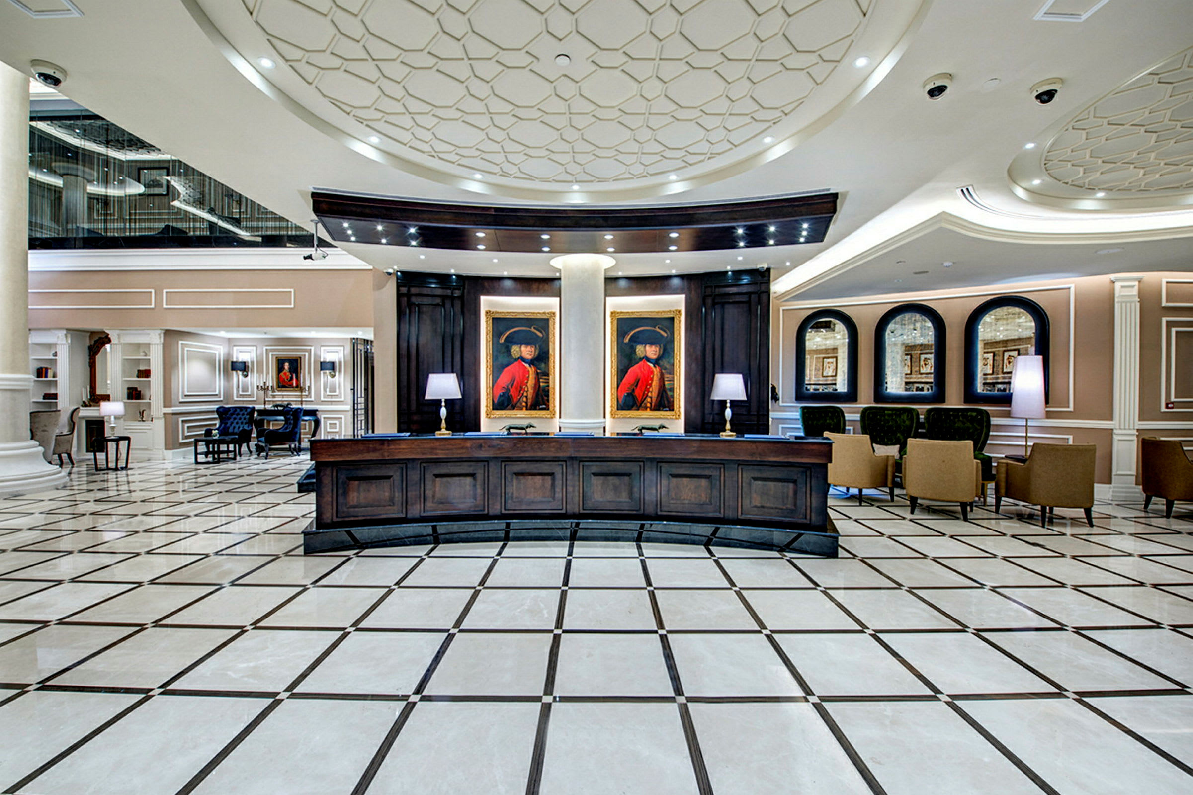 Elegant hotellobby med reception och porträttmålningar på väggen. (AI-genererad text)