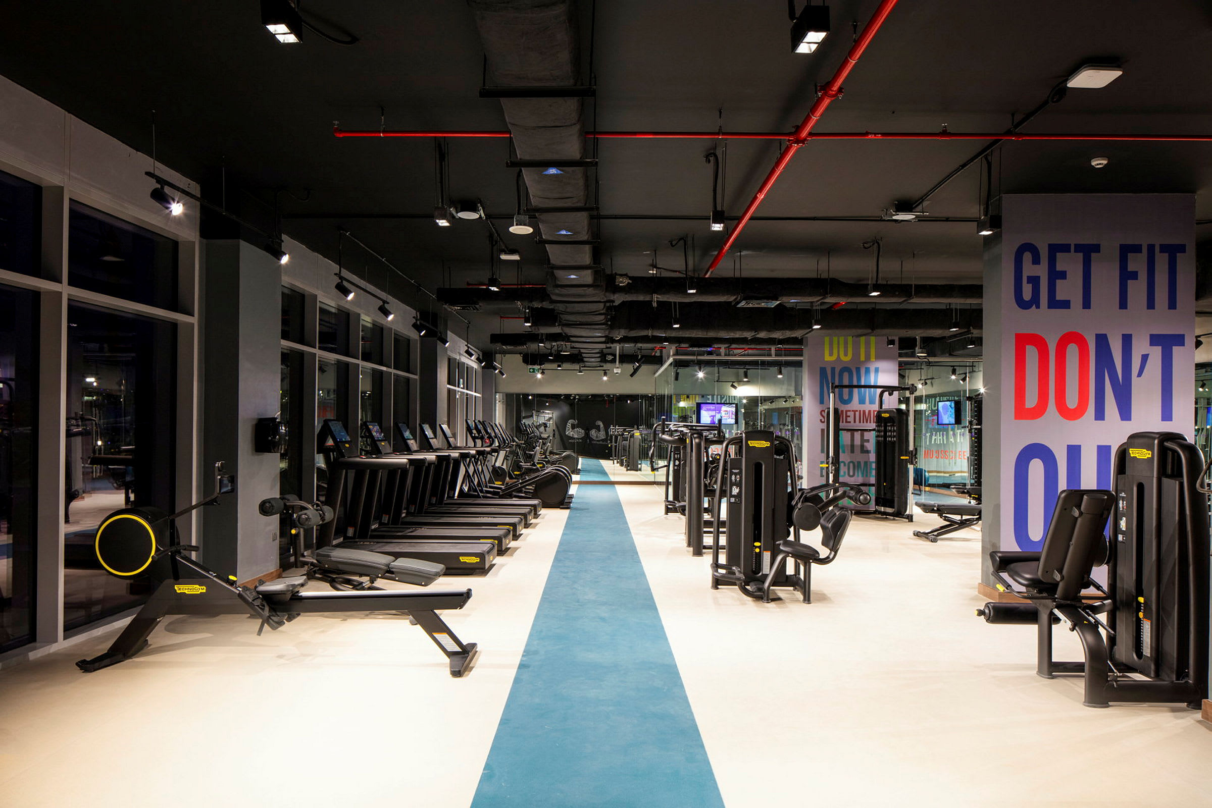 Ett modernt gym med olika träningsmaskiner och löpband. (AI-genererad text)