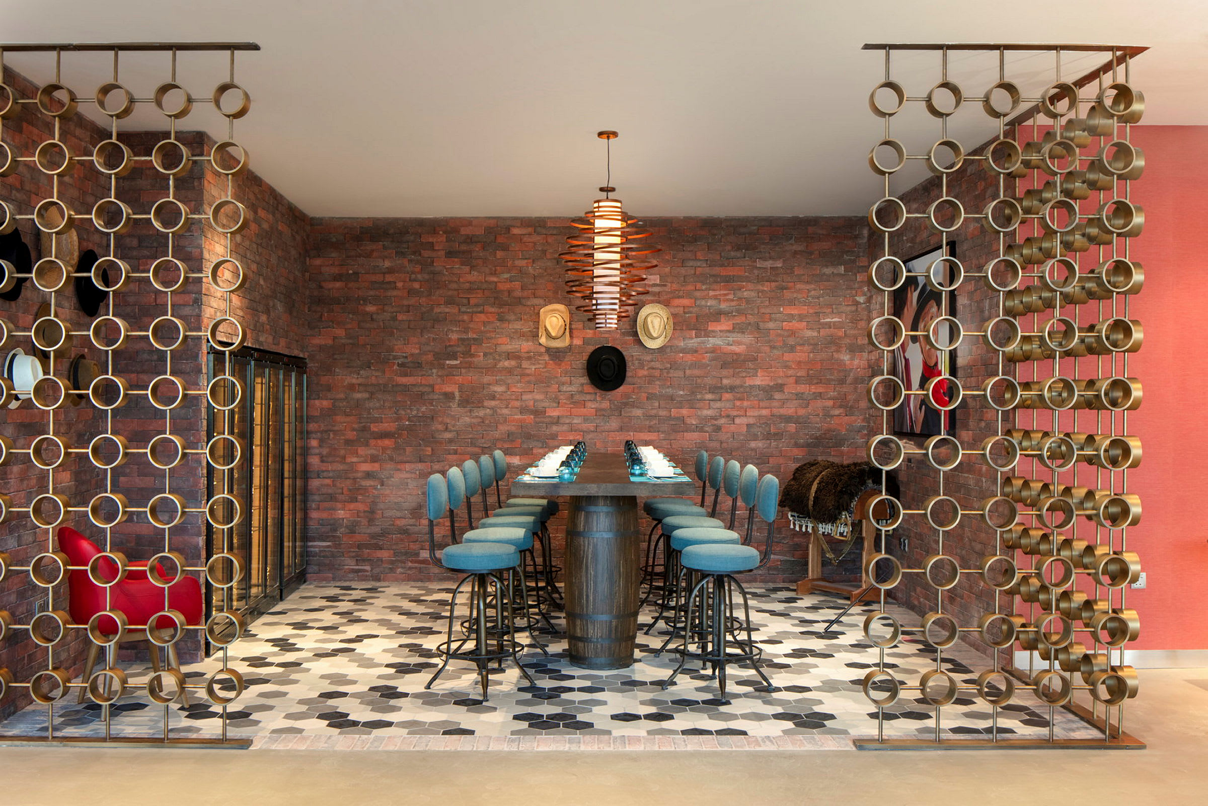 En elegant bar med blå stolar och tegelväggar samt dekorativa element. (AI-genererad text)