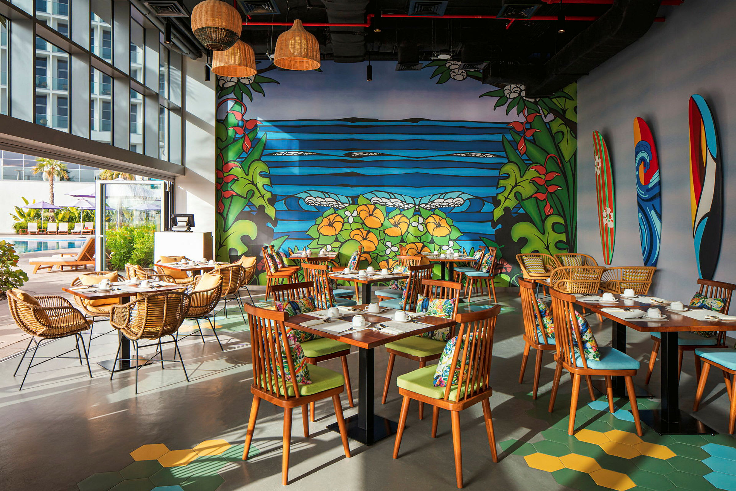 Restaurang med färgglad inredning, väggmålning av natur och träbord med stolar. (AI-genererad text)