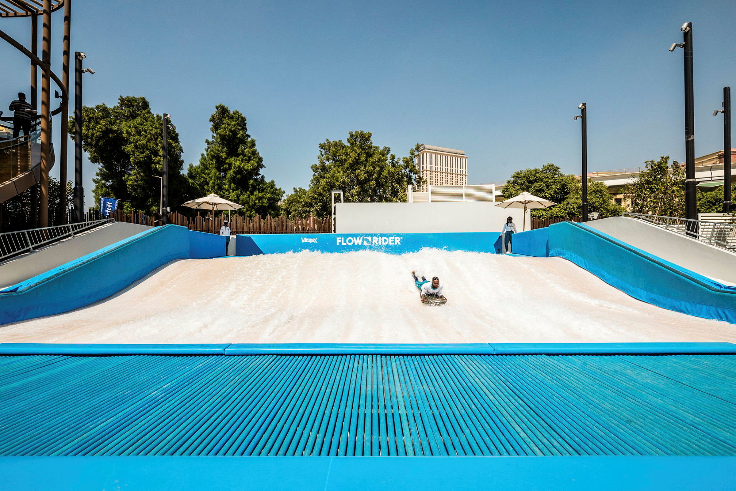 En person åker på vatten på en FlowRider-anläggning. (AI-genererad text)