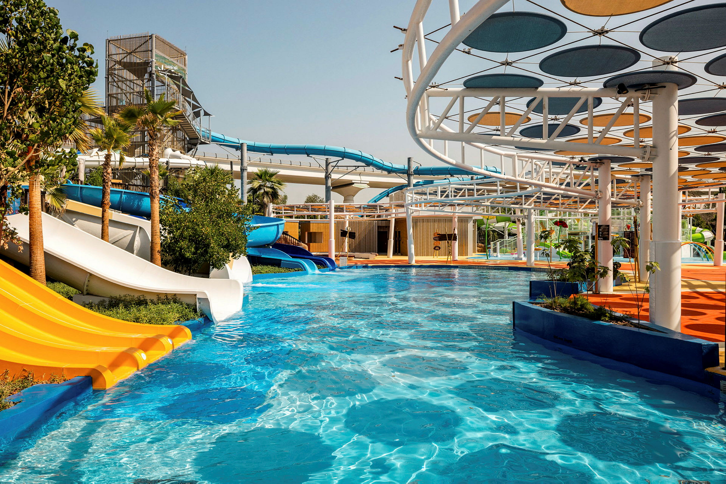 En vattenpark med flera vattenrutschbanor och en pool. (AI-genererad text)