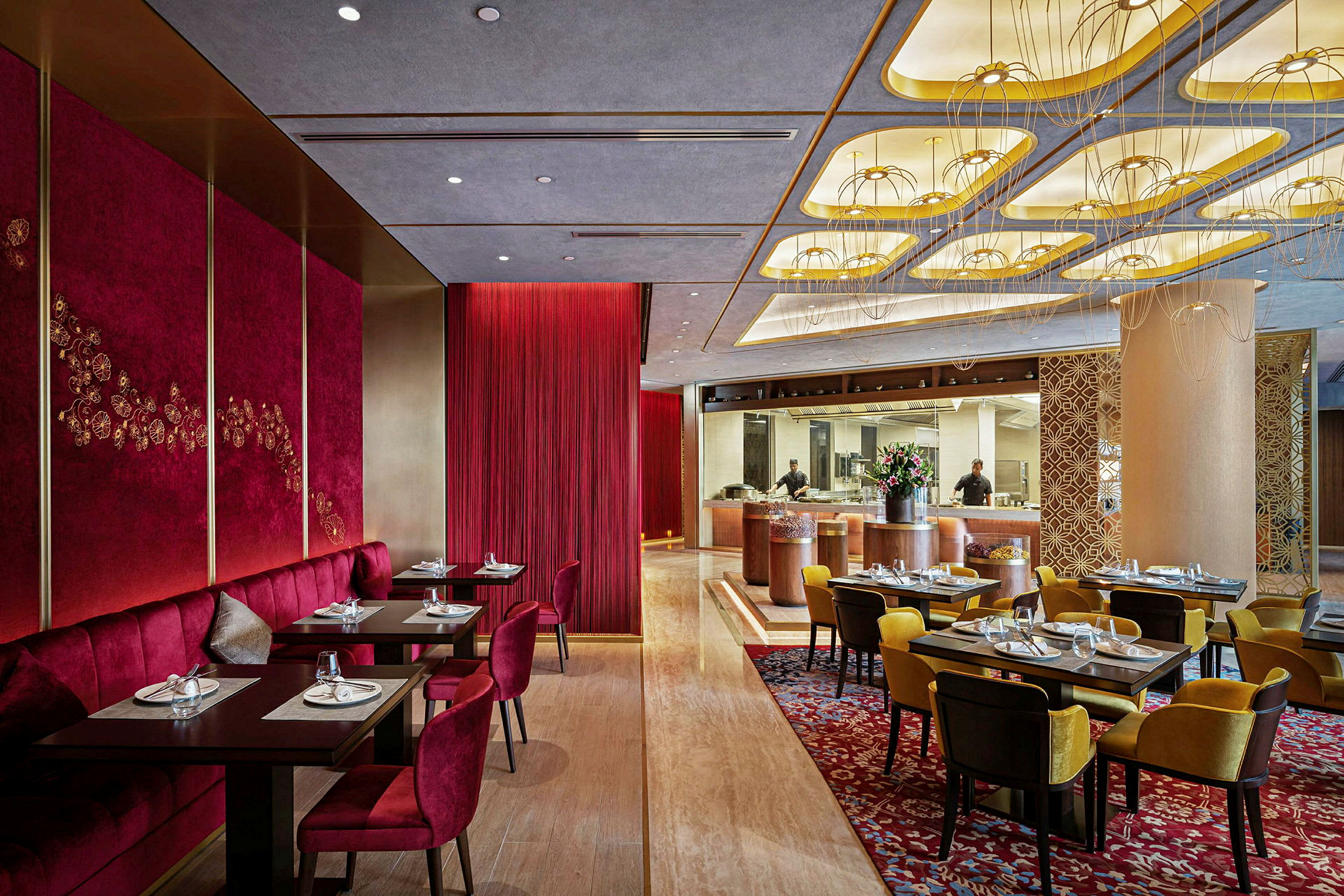 En elegant restaurang med rött och guld på väggarna samt dekorerade bord och stolar. (AI-genererad text)
