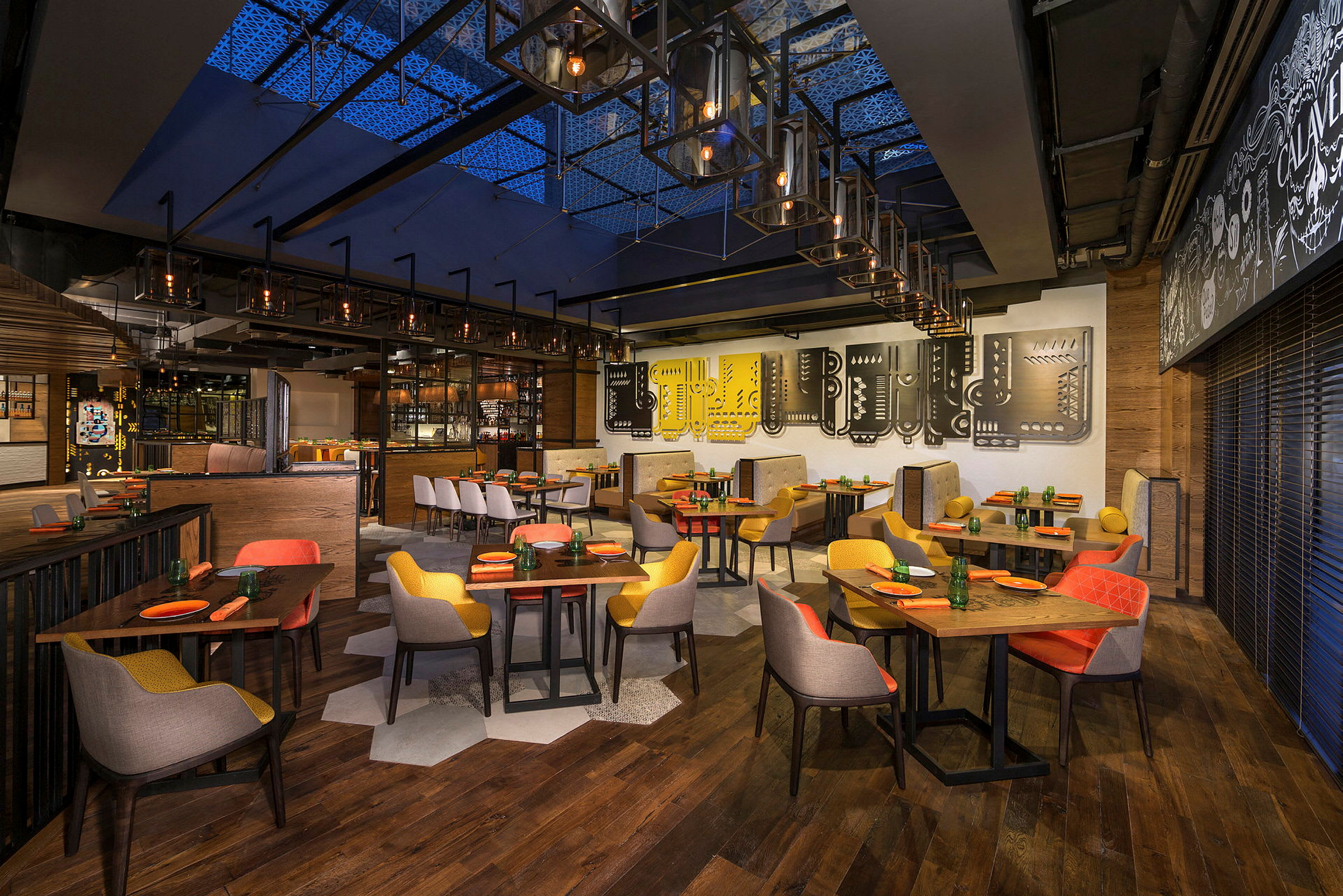 Interiör av en modern restaurang med färgglada stolar och bord. (AI-genererad text)