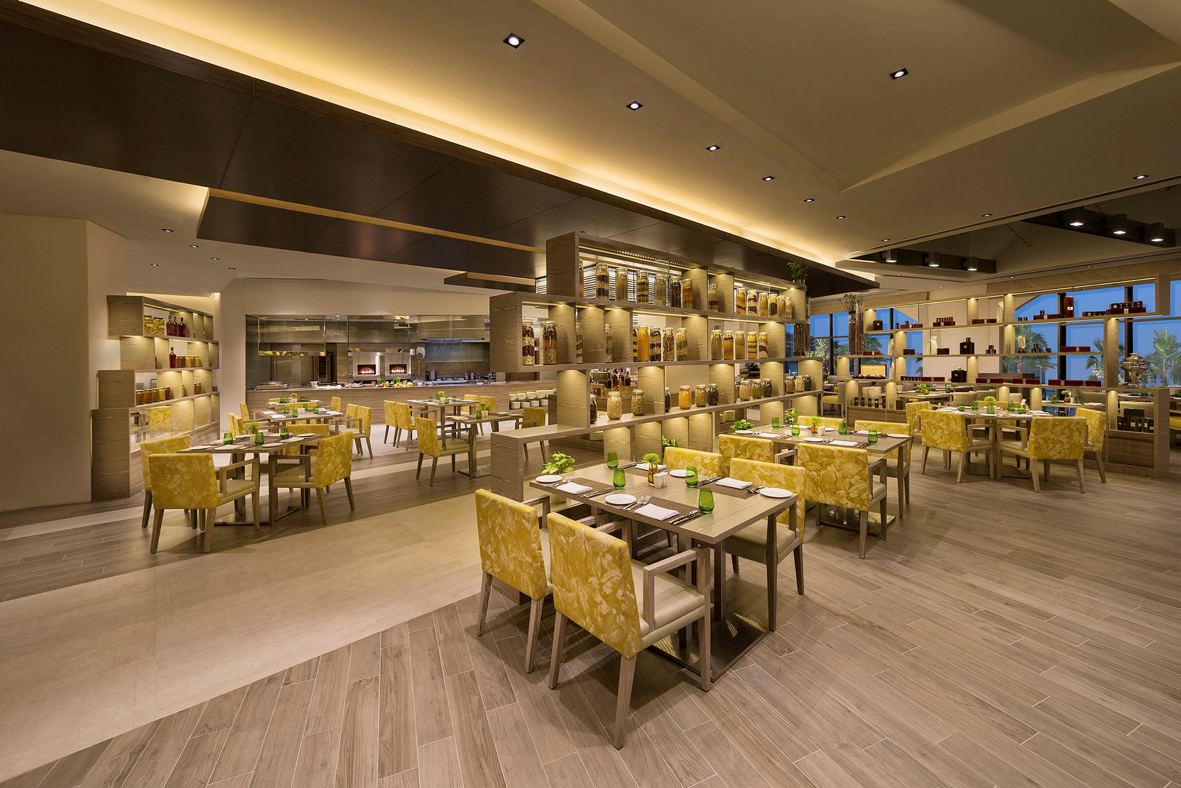 Modern restaurang med dukade bord och dekorativa hyllor. (AI-genererad text)