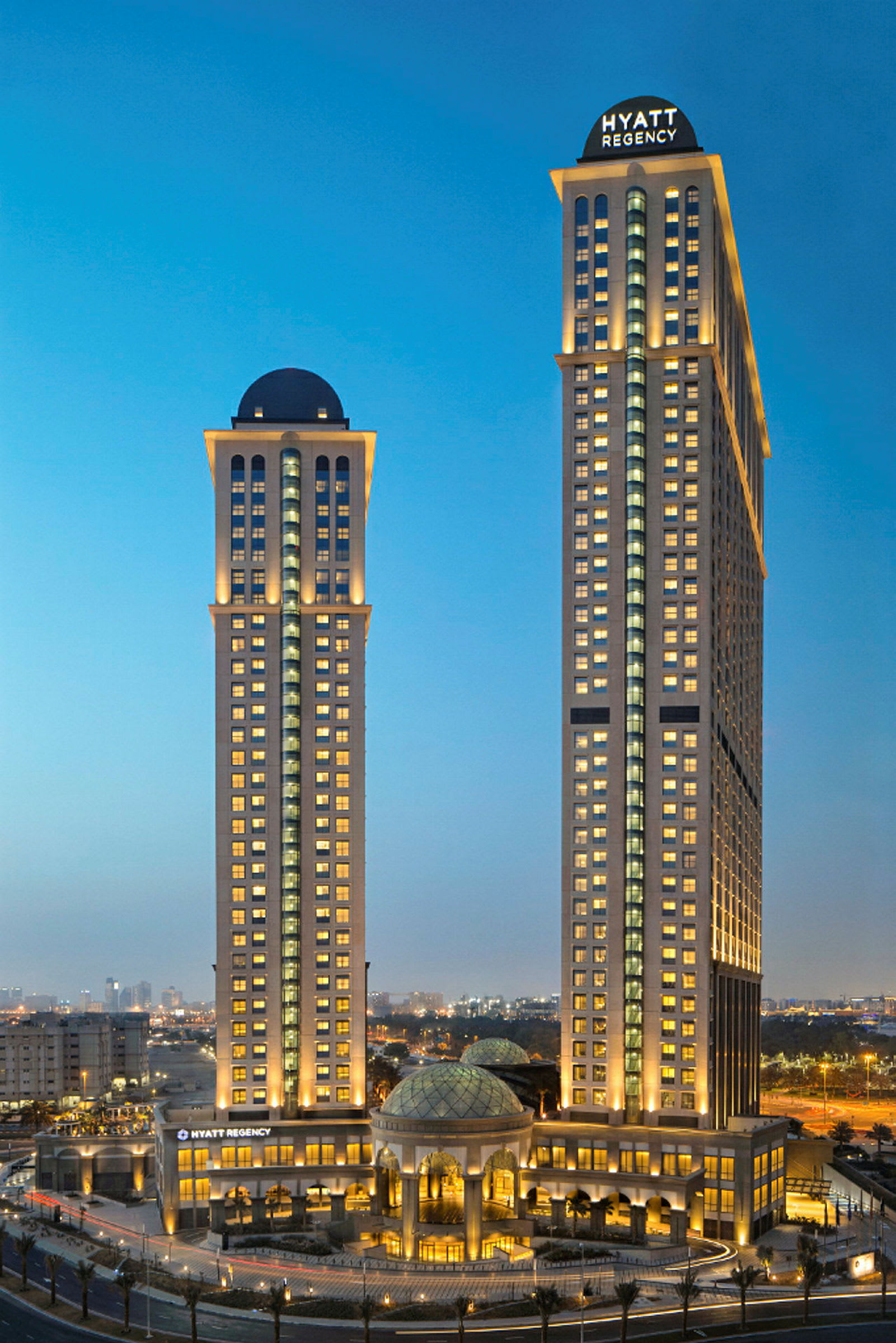Två höga byggnader med belysning, markerade som Hyatt Regency. (AI-genererad text)