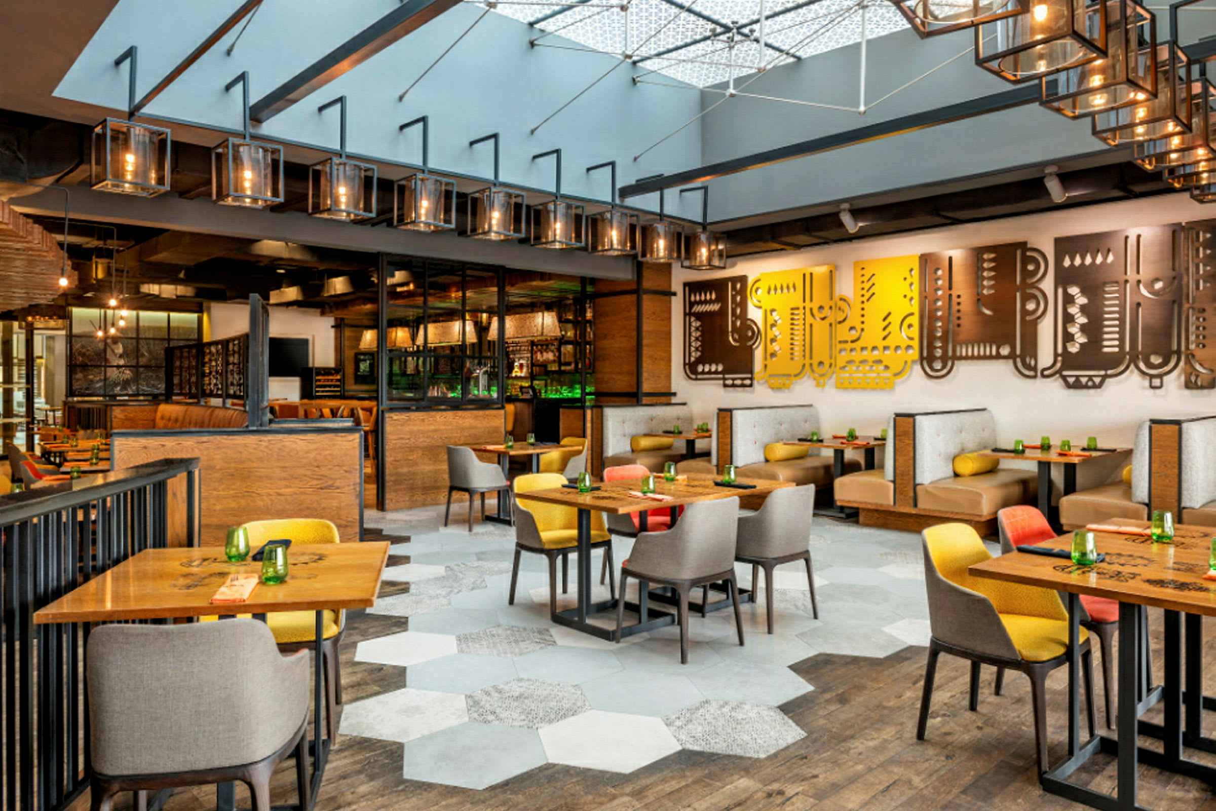Interiör av en restaurang med färgglada stolar och modern dekor. (AI-genererad text)