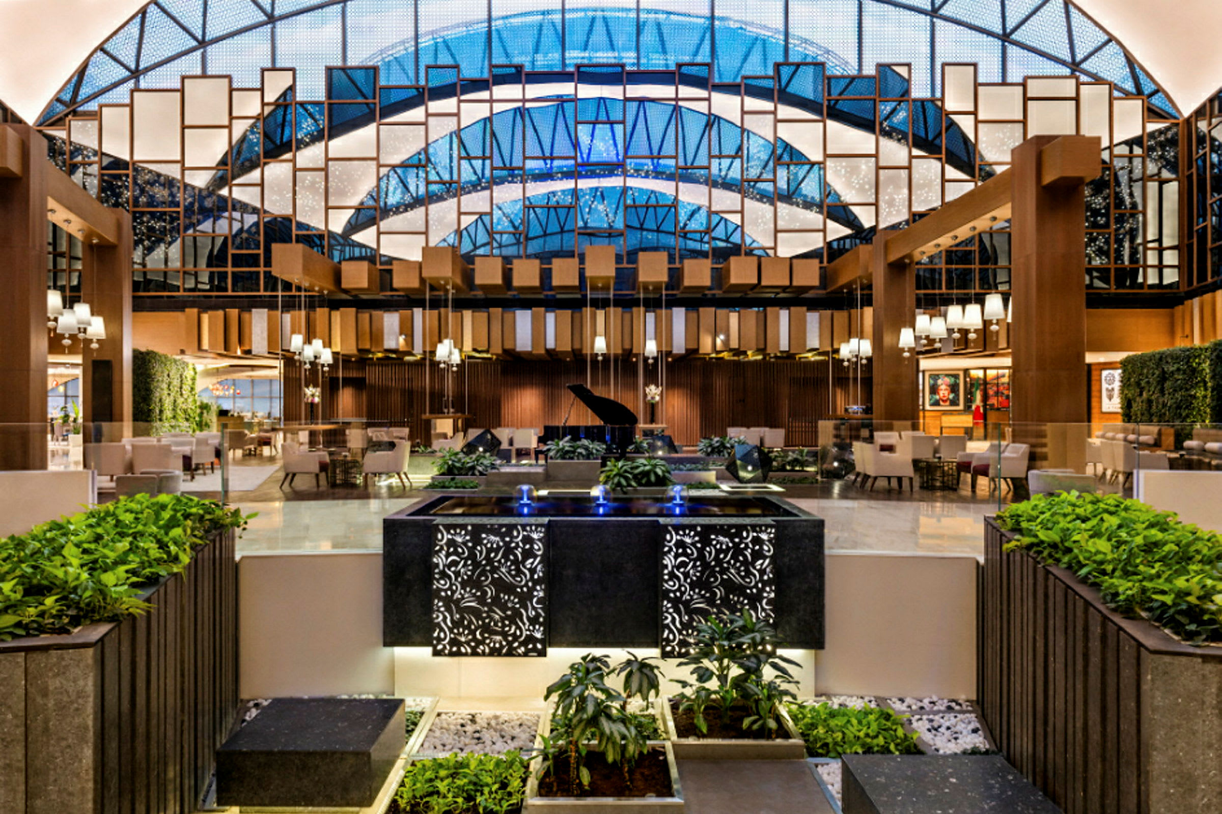 Interiör av en elegant hotellobby med en flygel, sittplatser och dekorativ grönska. (AI-genererad text)