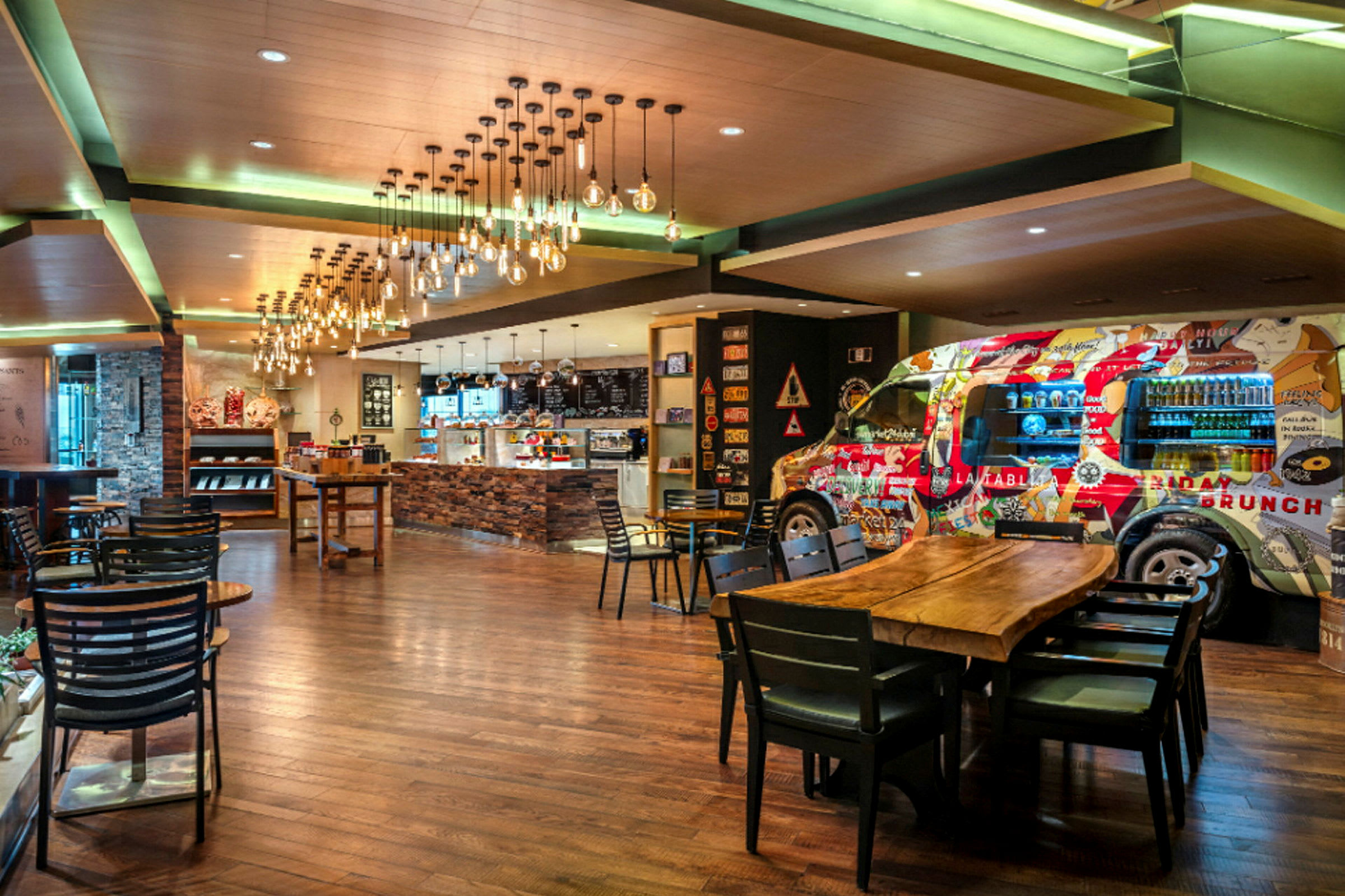 En restaurang interiör med ett konstnärligt dekorerat fordon och belysning. (AI-genererad text)