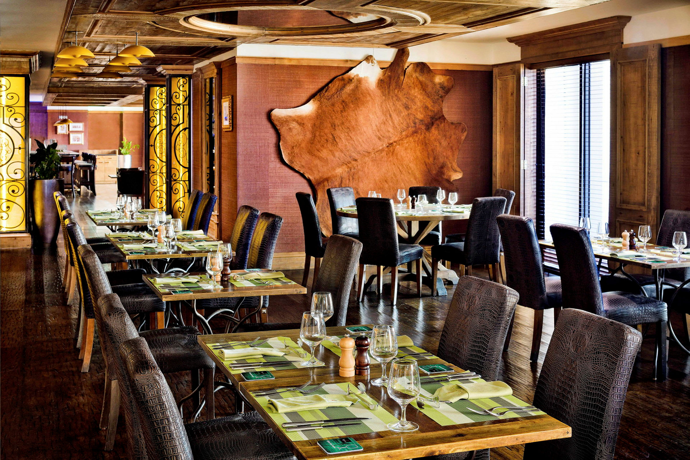 En elegant restaurang med dukade bord, bekväma stolar och smakfull inredning. (AI-genererad text)