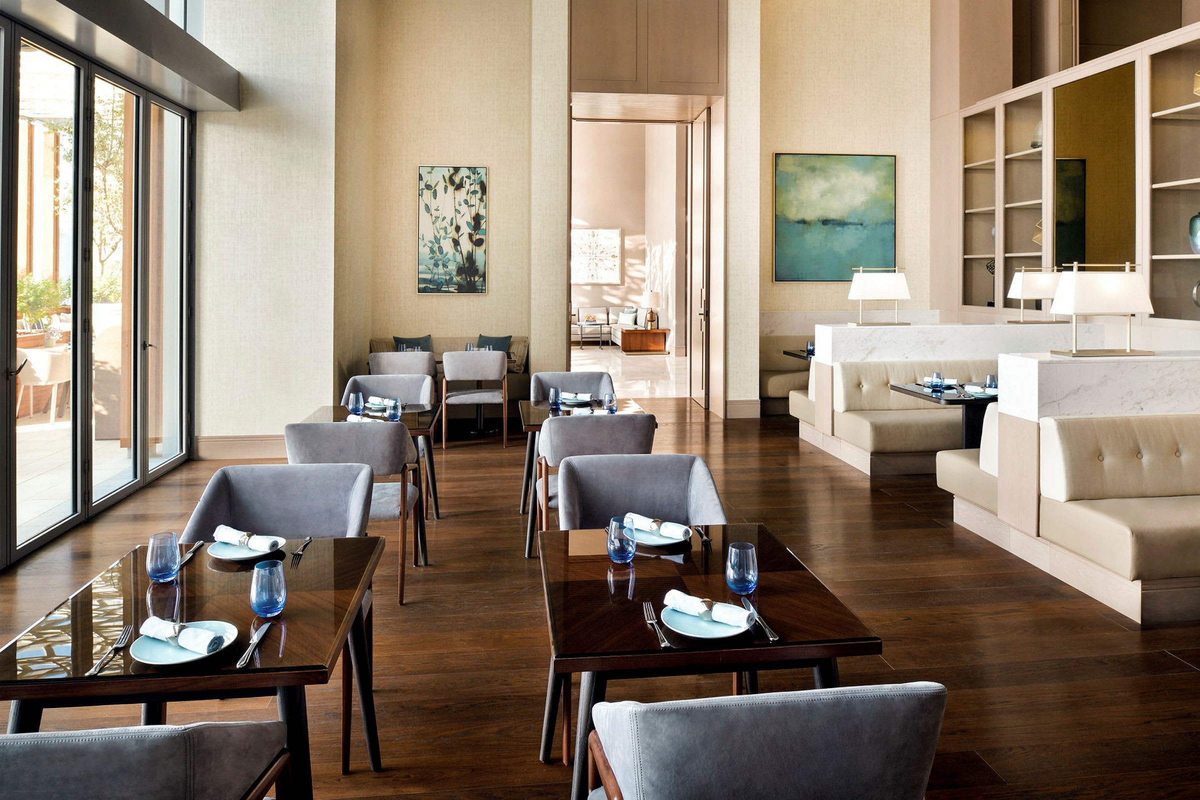 En elegant restaurang med moderna möbler och dukade bord. (AI-genererad text)