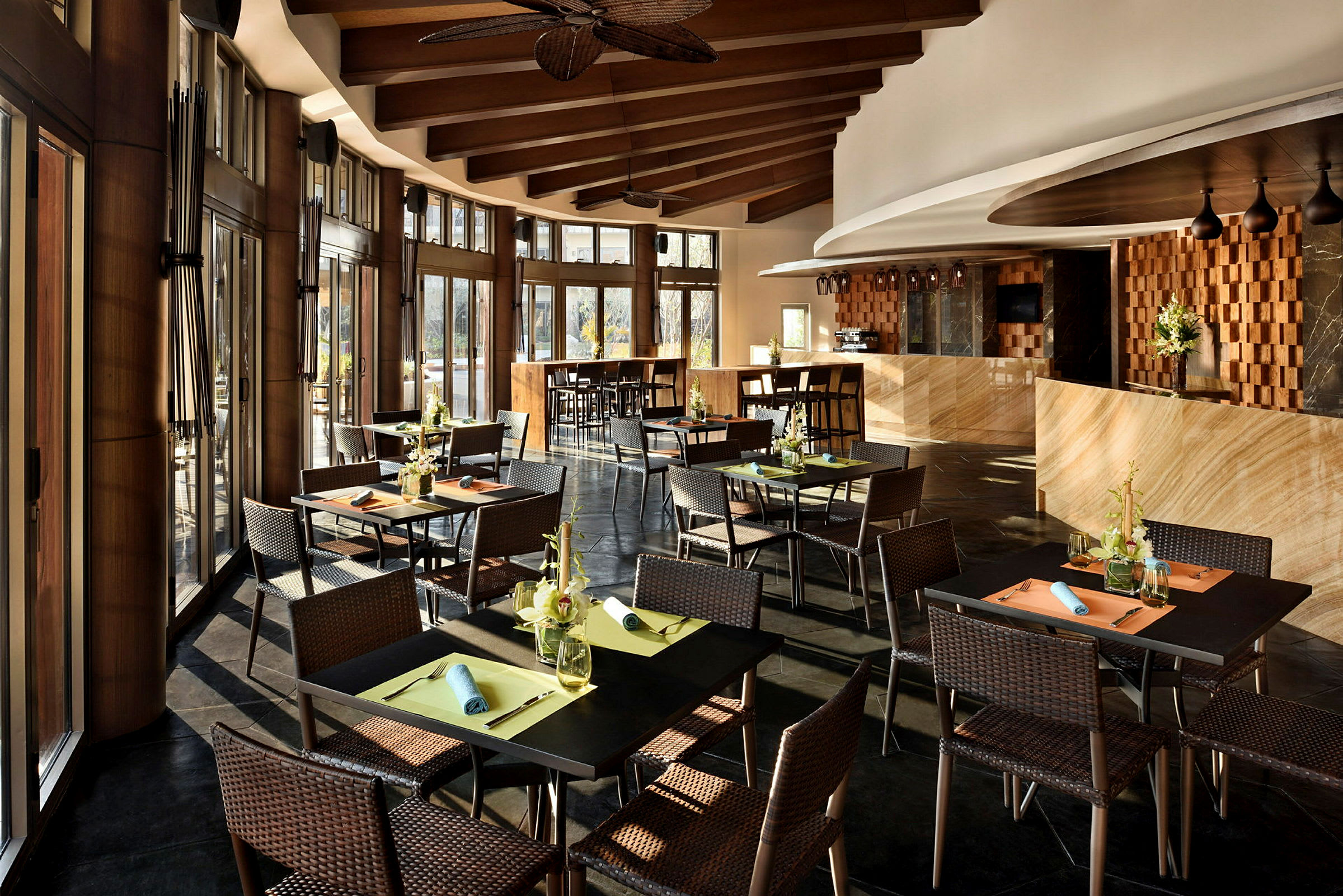 Bild av en elegant restaurang med dukade bord och sittplatser. Interiören har stora fönster och trädetaljer. (AI-genererad text)