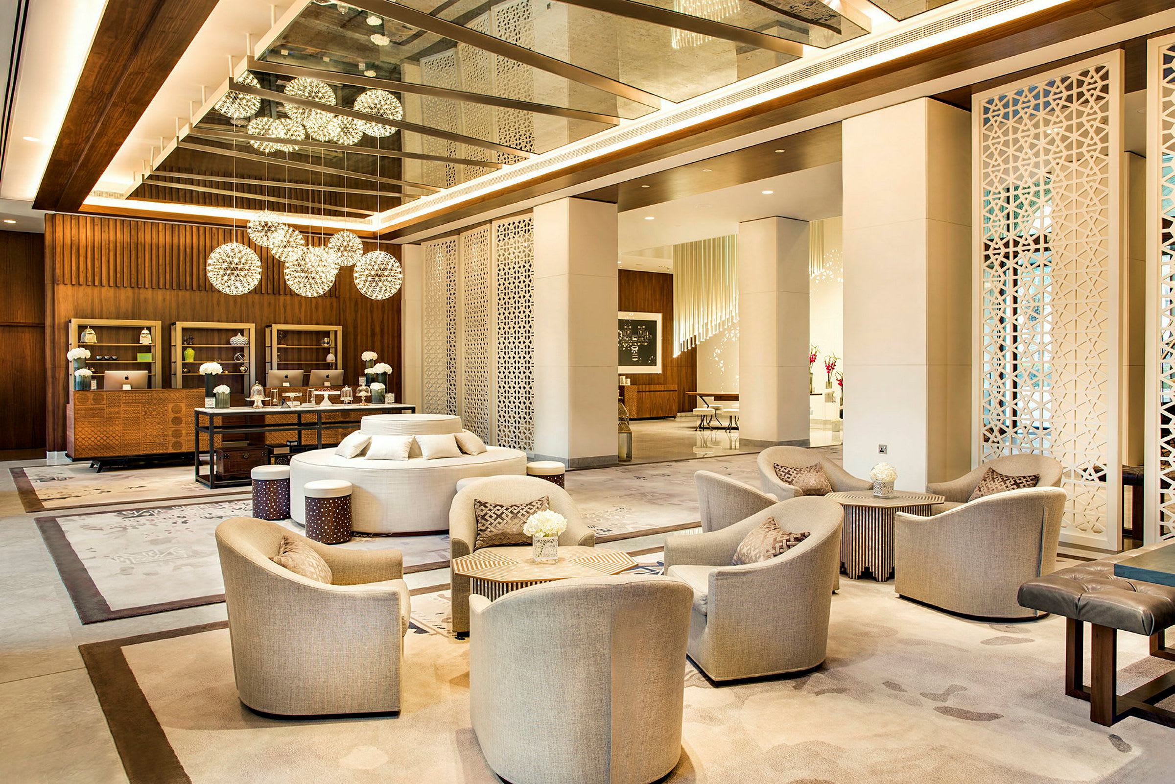En elegant lobby med moderna möbler och belysning. (AI-genererad text)