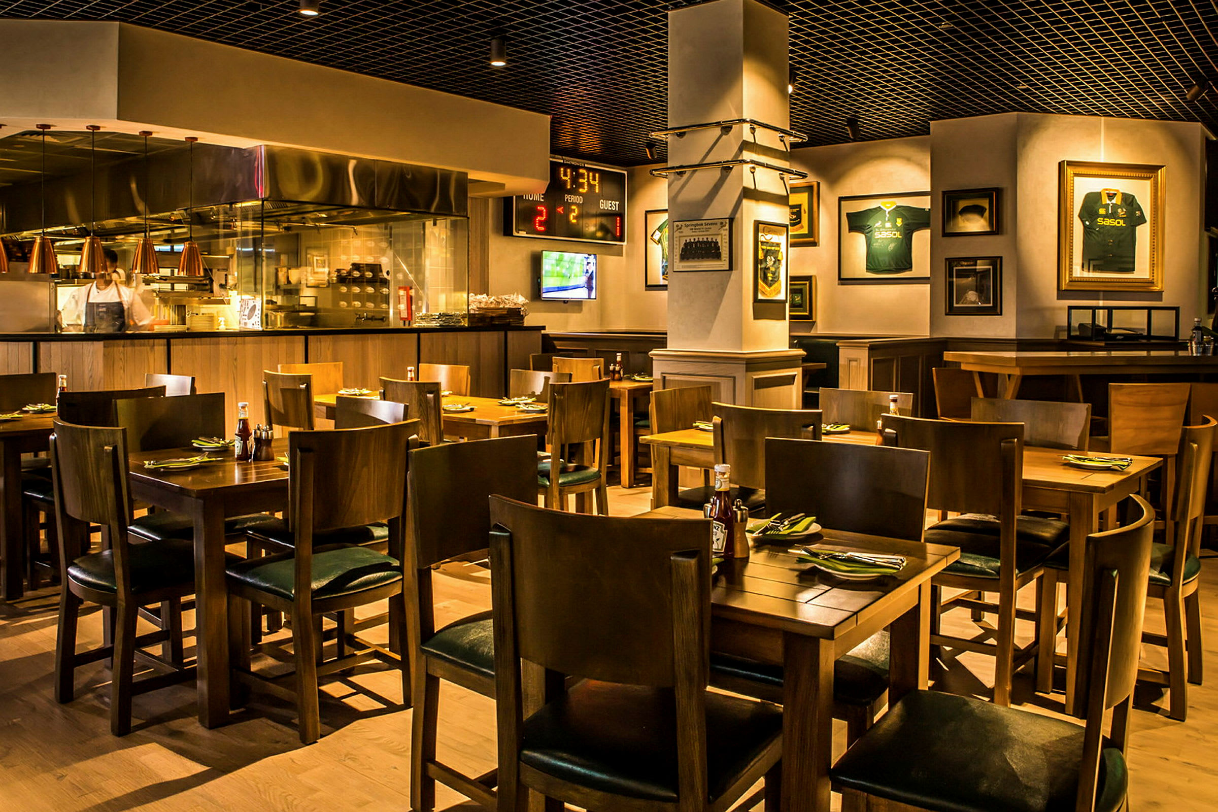 En interiör av en restaurang med trämöbler och dekorationer på väggarna. (AI-genererad text)