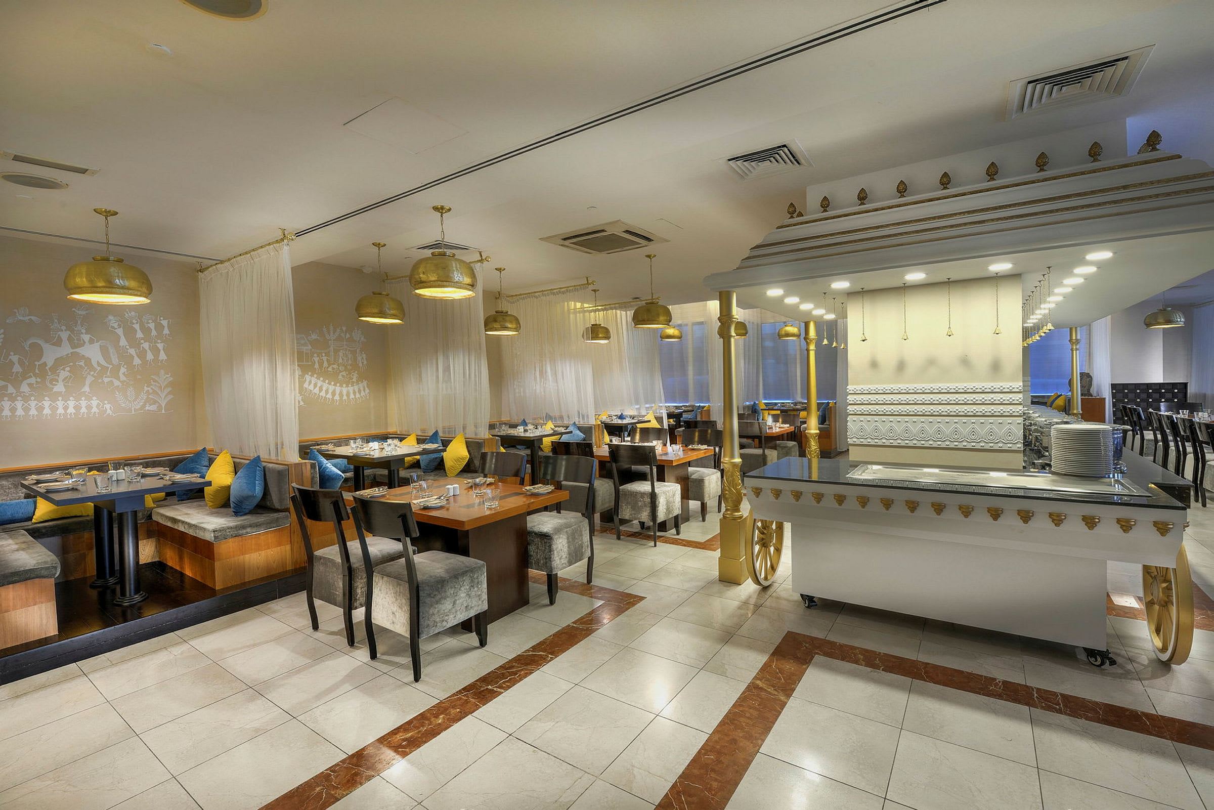Interiör av en elegant restaurang med moderna möbler och gyllene detaljer. (AI-genererad text)