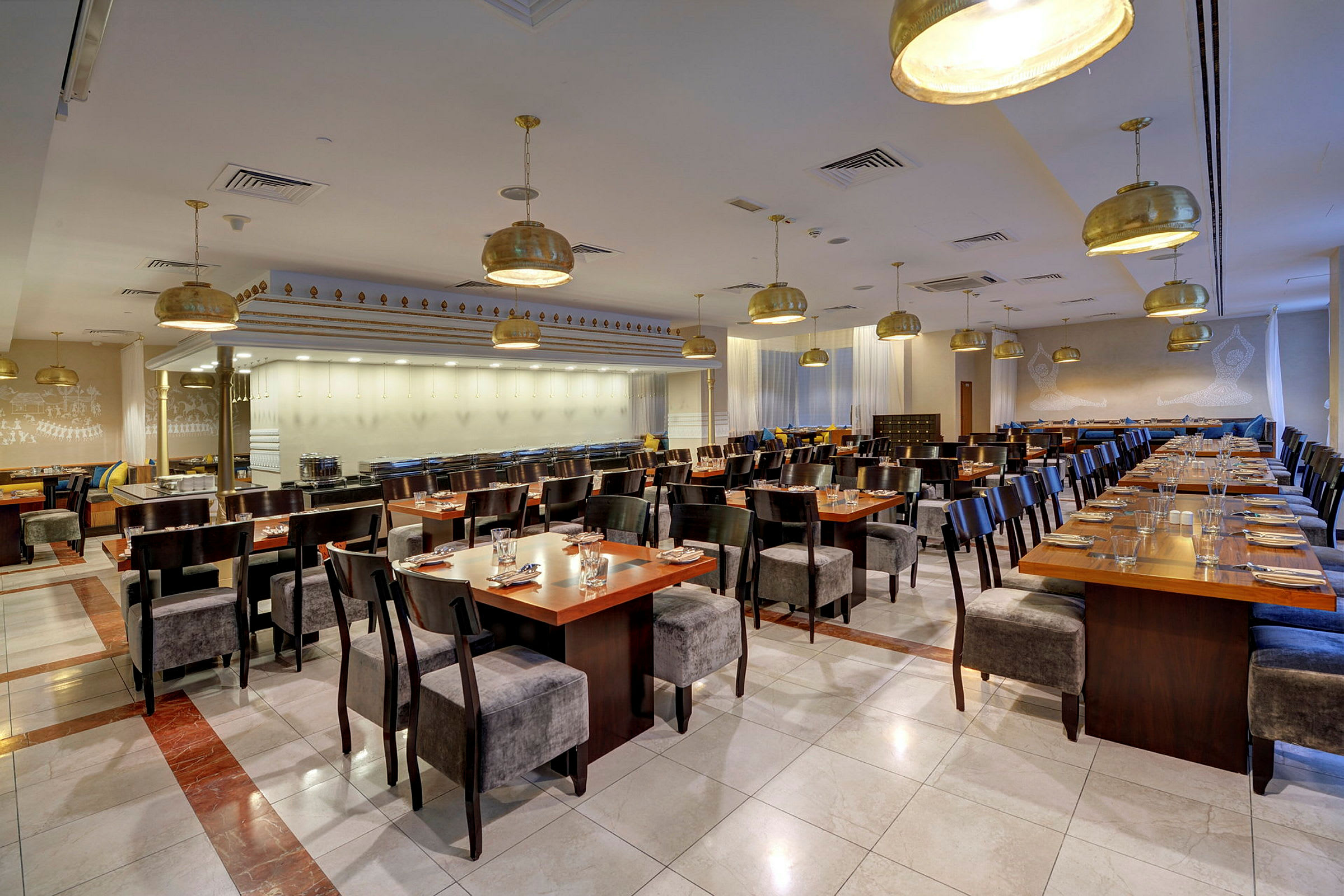 En interiör av en rymlig restaurang med dukade bord och stolar. (AI-genererad text)