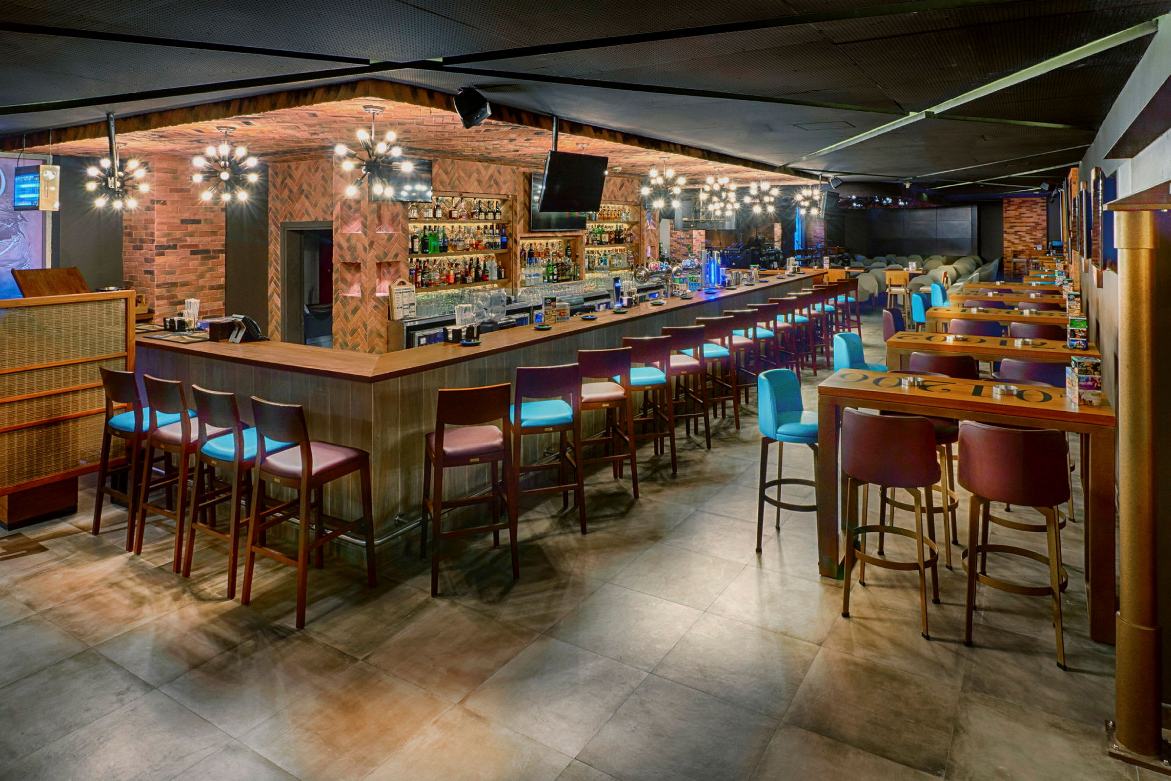 En restaurang bar med träbord och barstolar. (AI-genererad text)