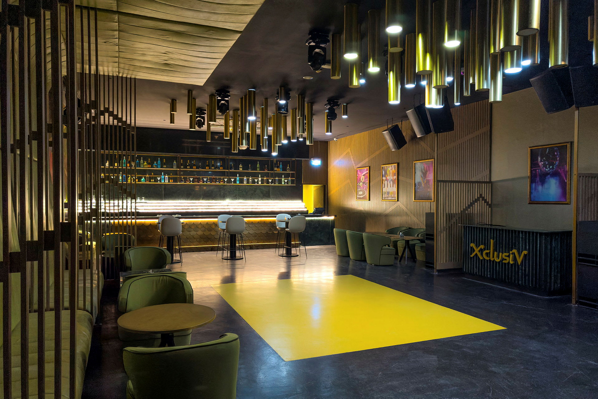 Interiör av en bar med modern design, sittplatser och en upplyst bardisk. (AI-genererad text)