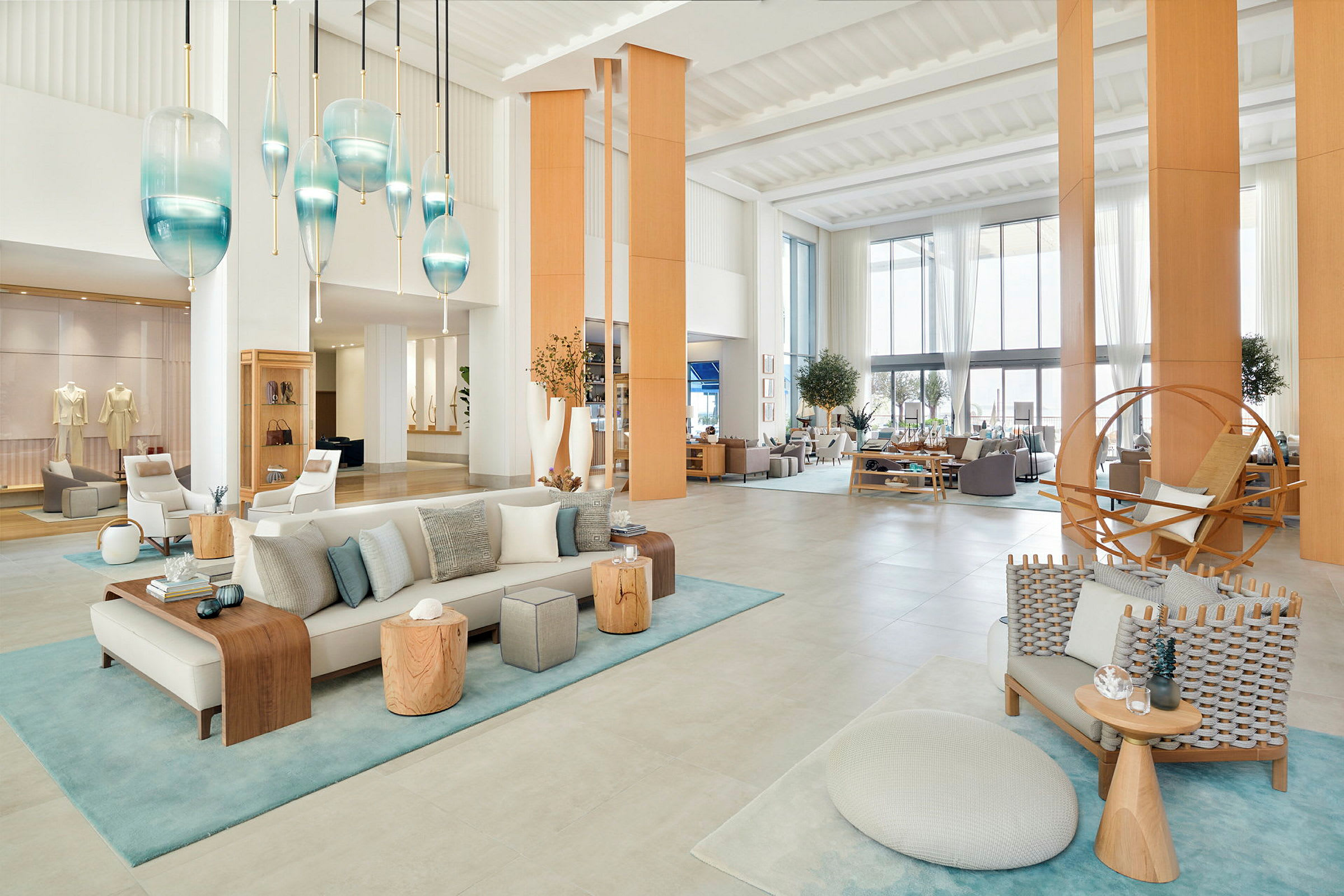 Ljus och öppen hotellobby med elegant inredning och moderna möbler. (AI-genererad text)