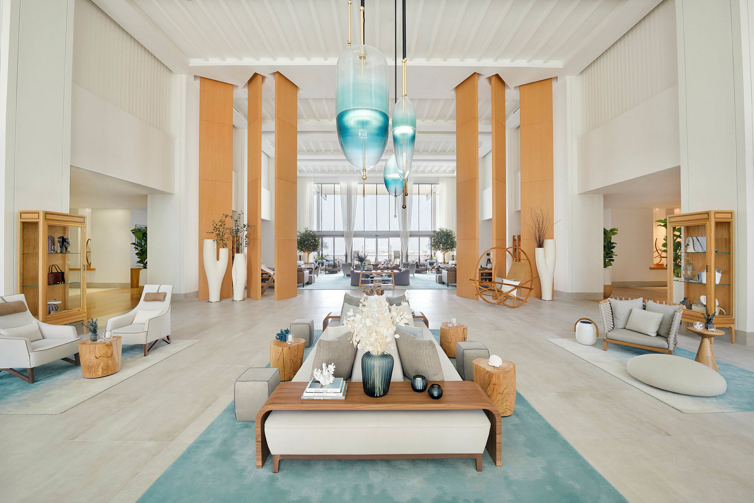 Ett modernt inrett hotellobby med vita väggar, trädetaljer och eleganta möbler såsom soffor och stolar på mjuka mattor. (AI-genererad text)