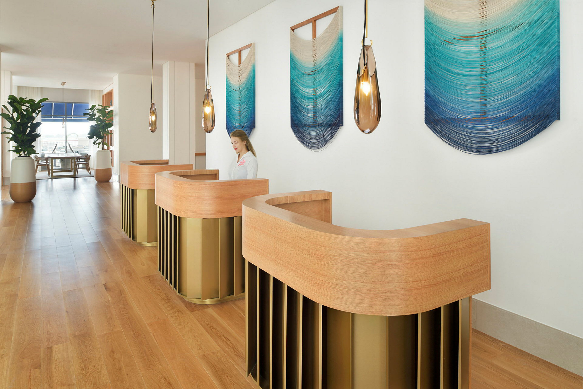 Reception med moderna trä- och metallmöbler samt konstverk på väggen. (AI-genererad text)