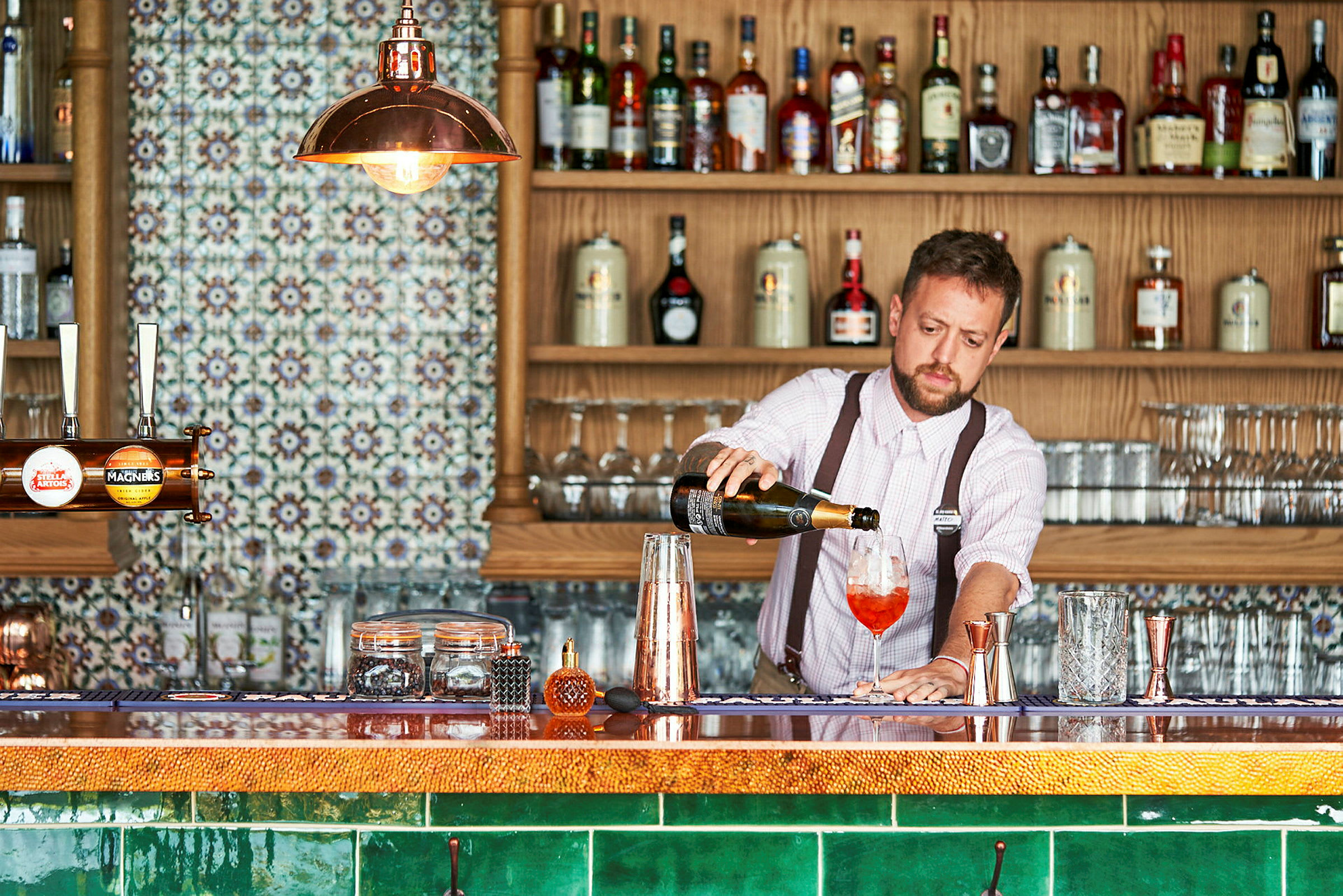 Bartender häller upp en drink vid en bar. (AI-genererad text)