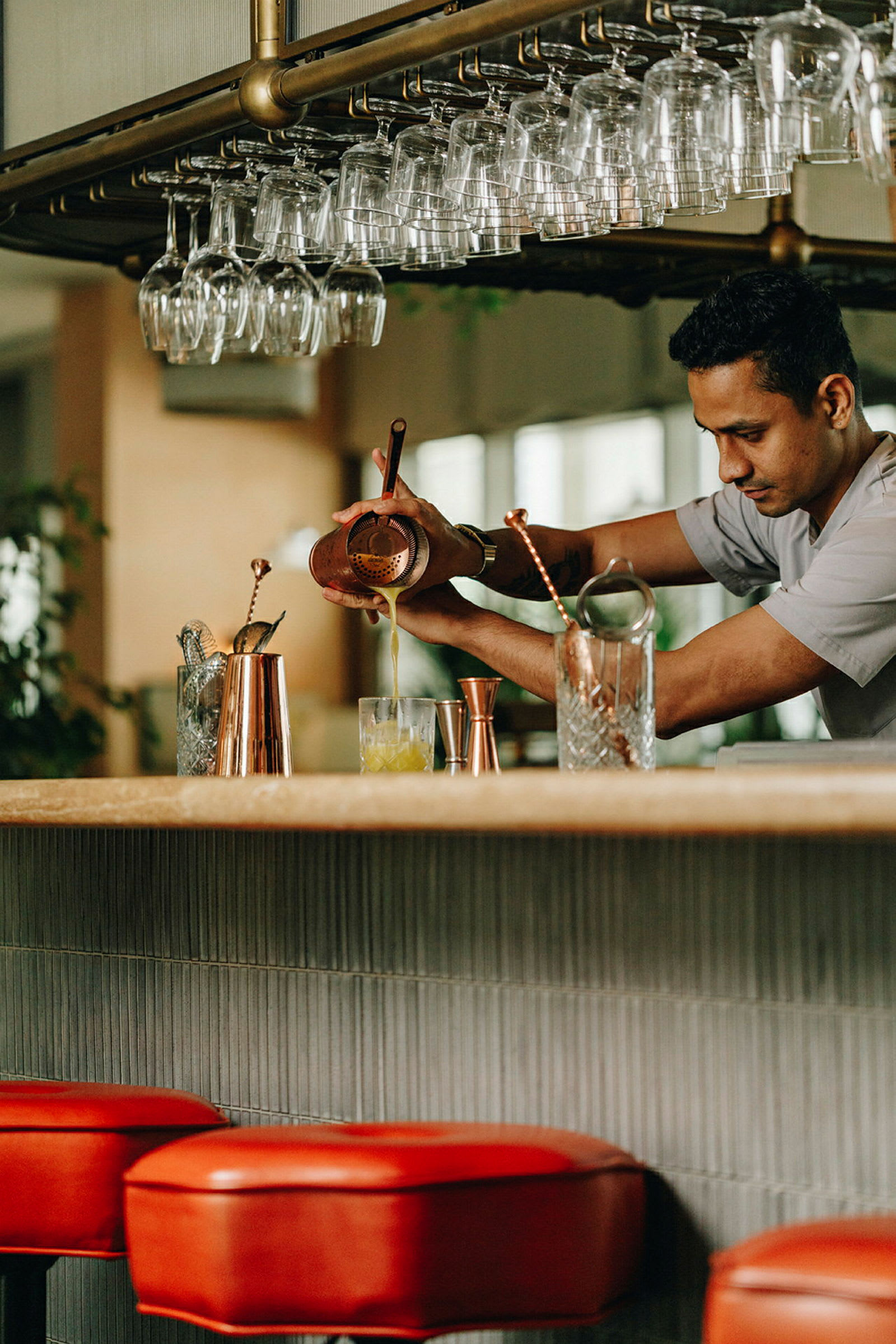 En bartender förbereder en drink på en bar. (AI-genererad text)