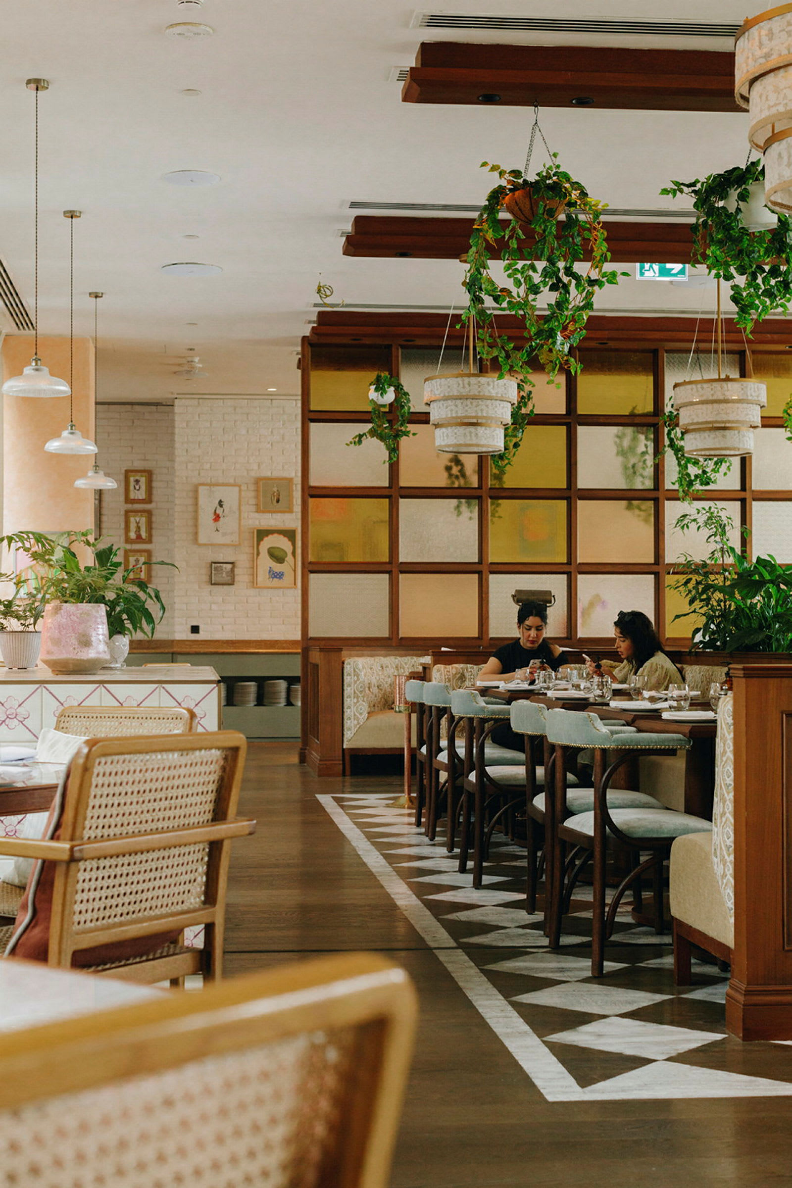 En modern restaurang med träbord och gröna växter. (AI-genererad text)