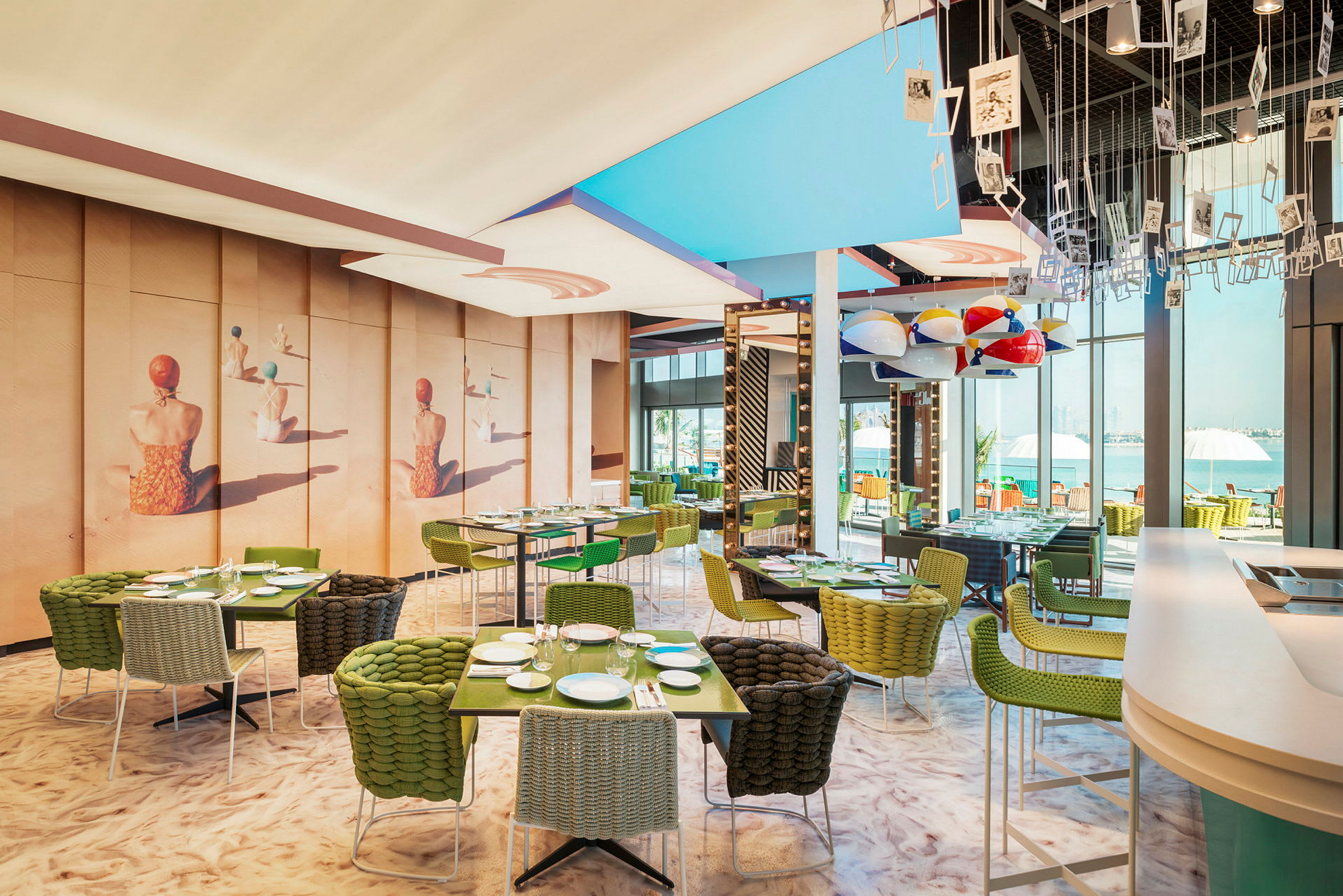 Interiör av en restaurang med färgglada stolar och dekorationer. (AI-genererad text)