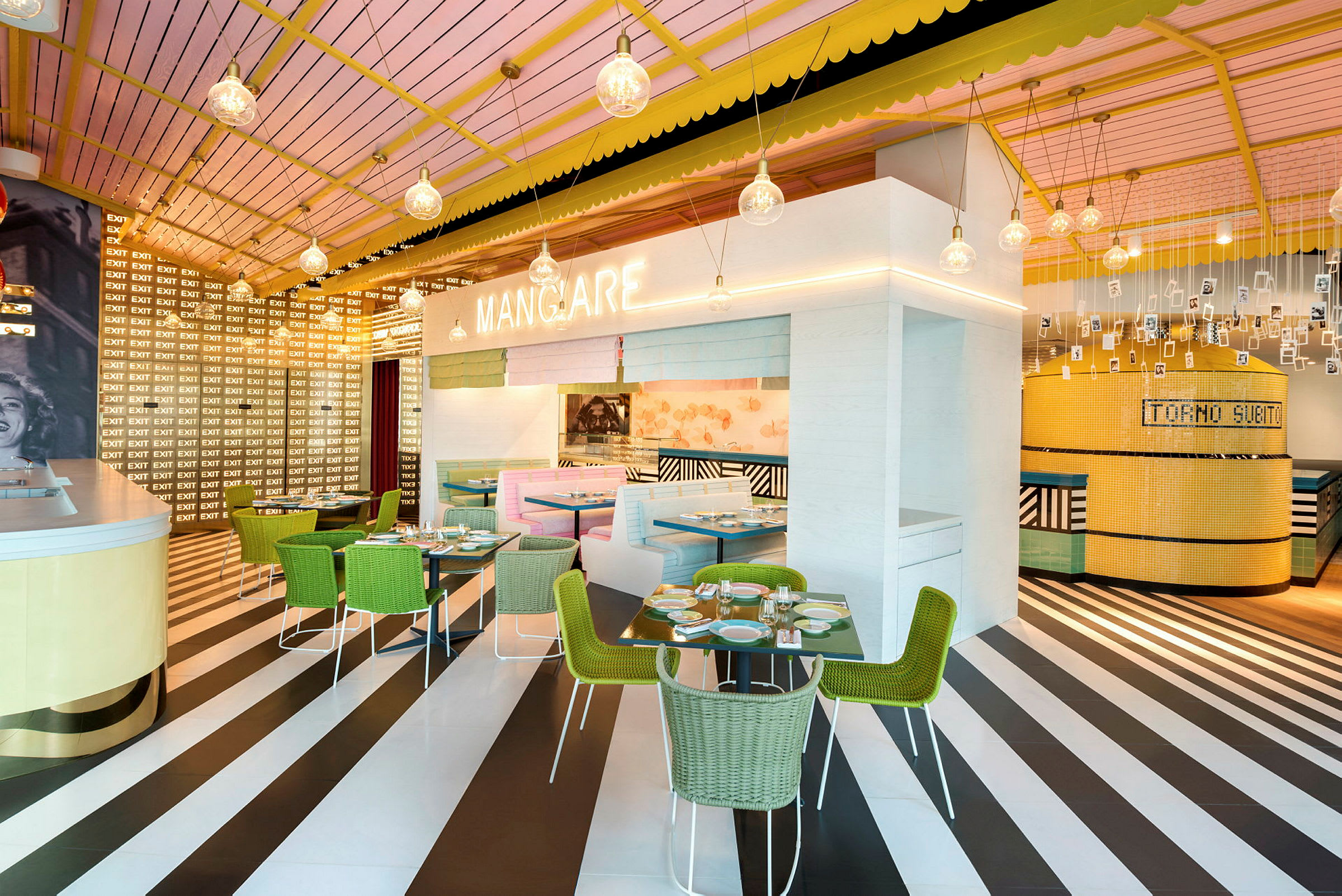En färgglad restaurang med moderna möbler och dekorativ belysning. (AI-genererad text)