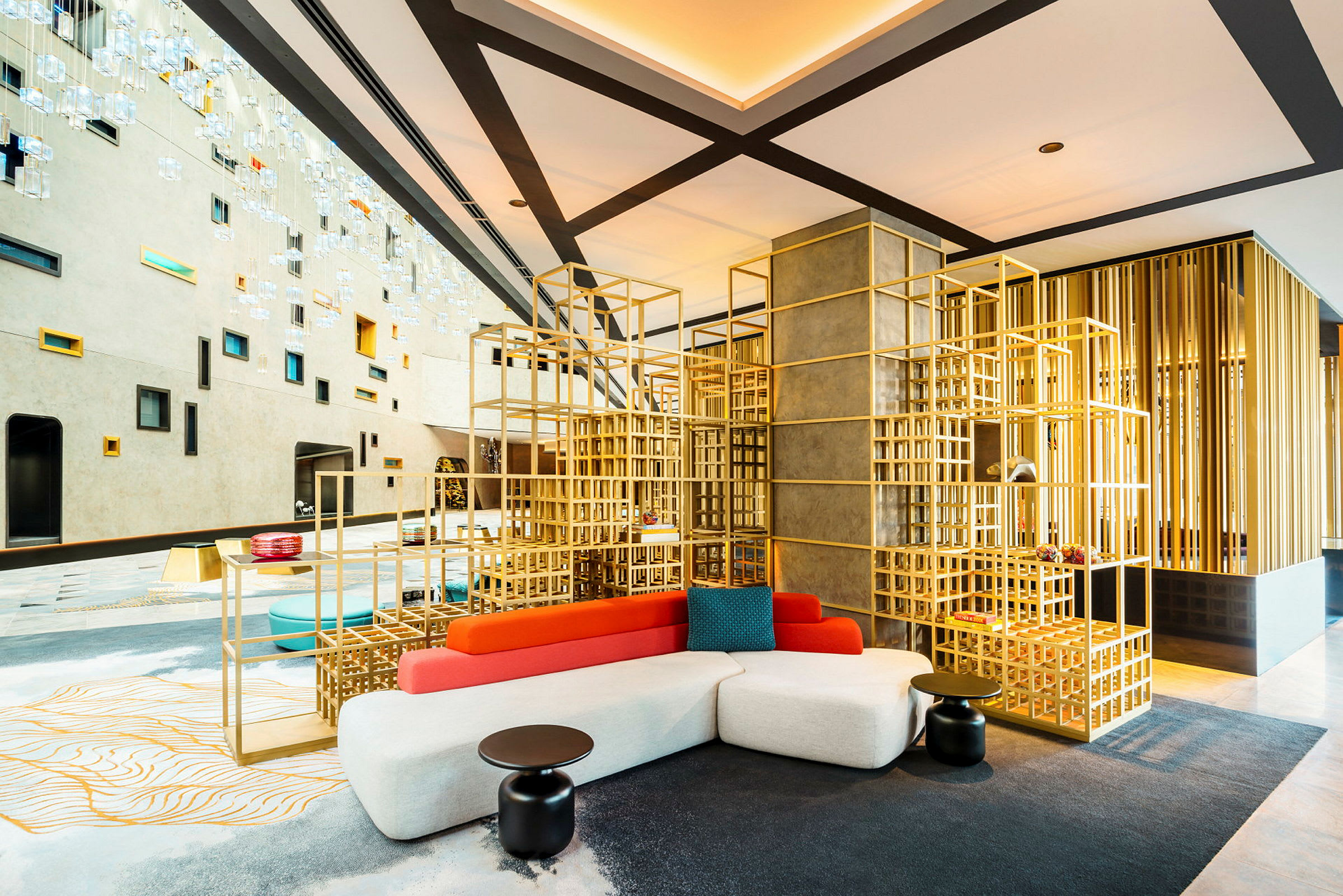 En modern hotellobby med geometriska dekorationer och färgglada möbler. (AI-genererad text)