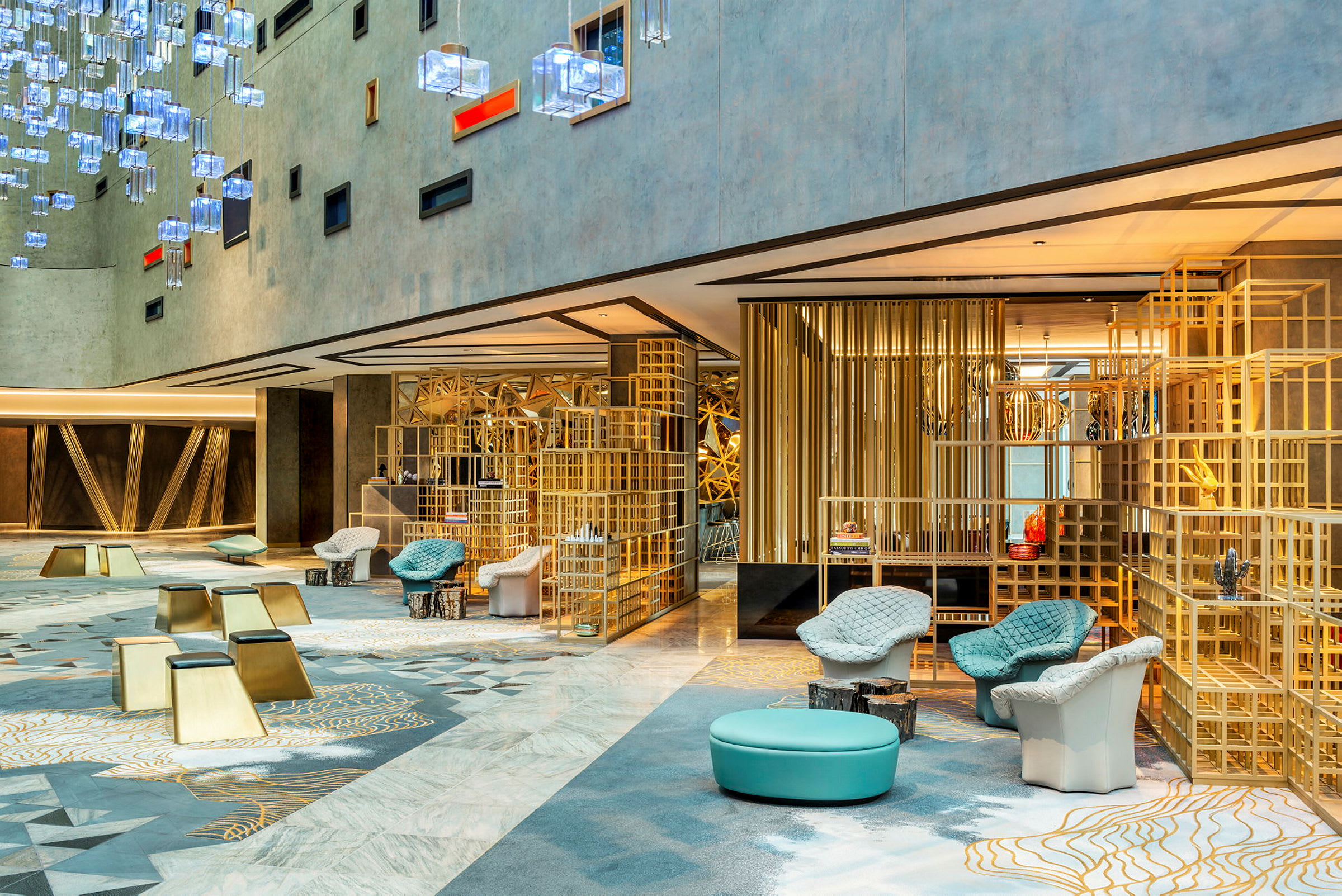 Modernt hotellobby med ljusa färger och elegant inredning. (AI-genererad text)