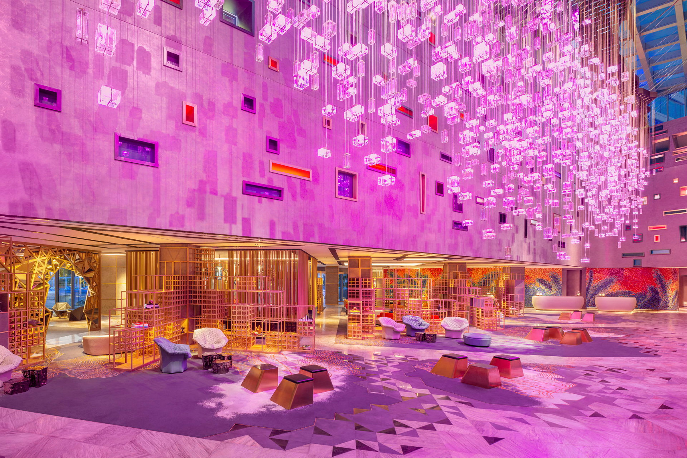 Hotellobby med modern inredning och färgglad belysning. (AI-genererad text)