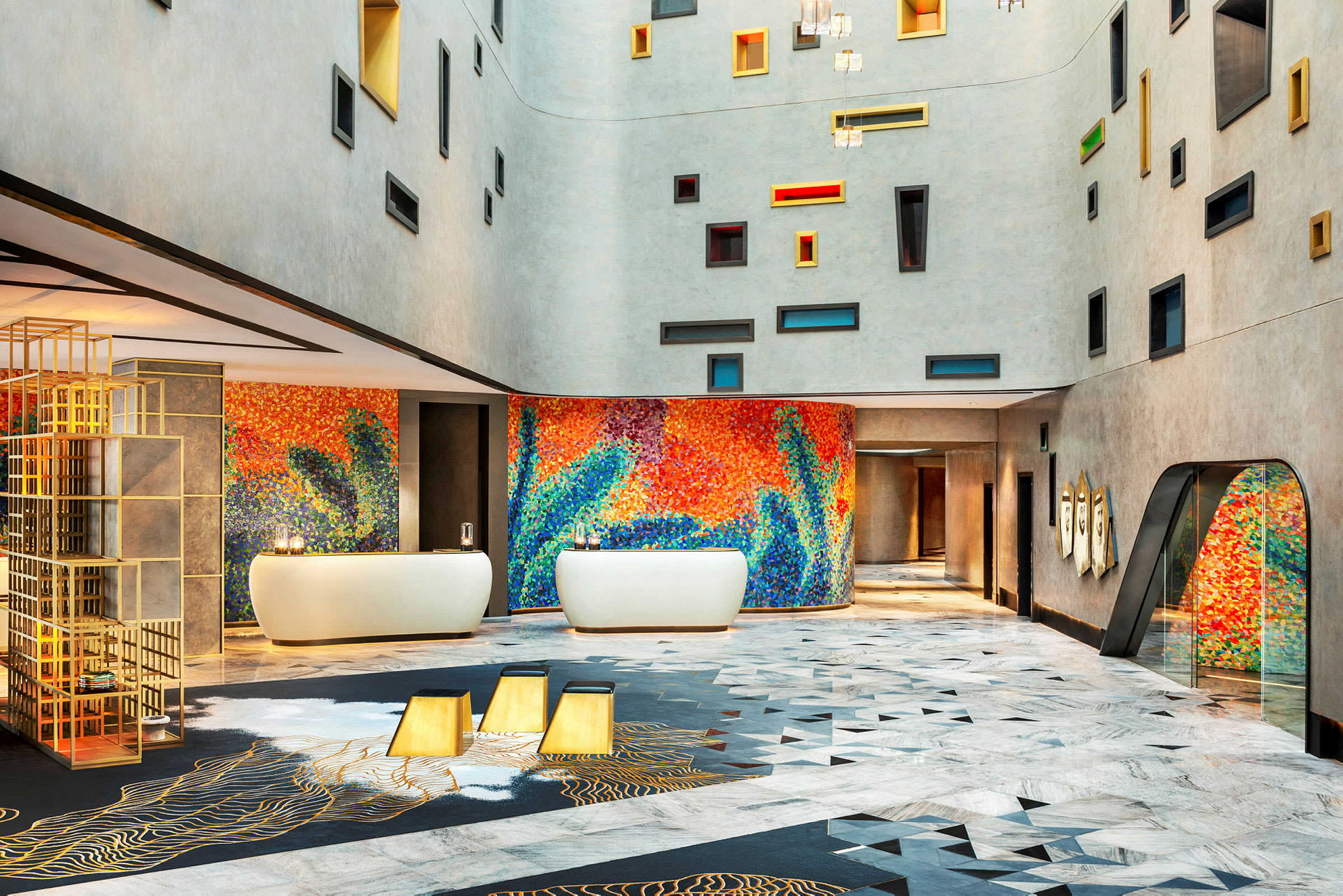 Modernt hotellobby med färgglada väggdetaljer och eleganta möbler. (AI-genererad text)