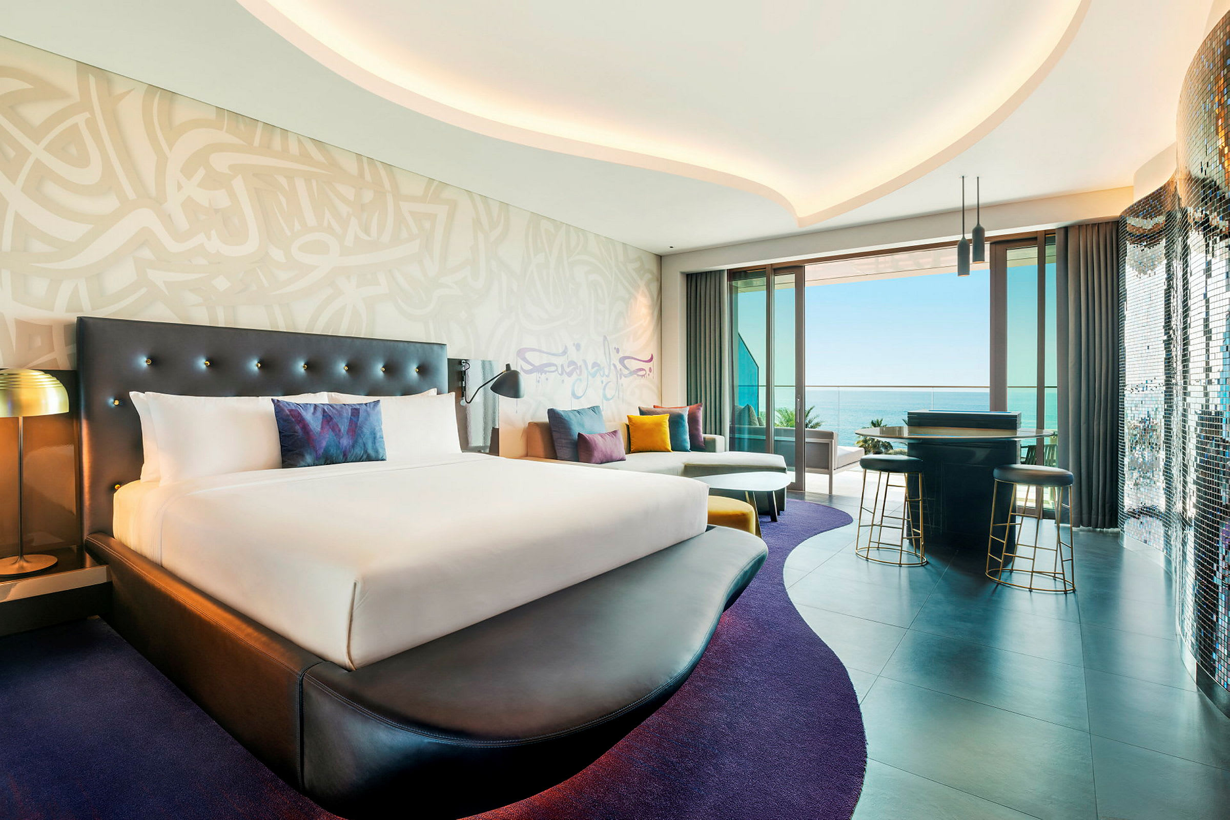 Hotellrum med modern inredning och balkong med havsutsikt. (AI-genererad text)