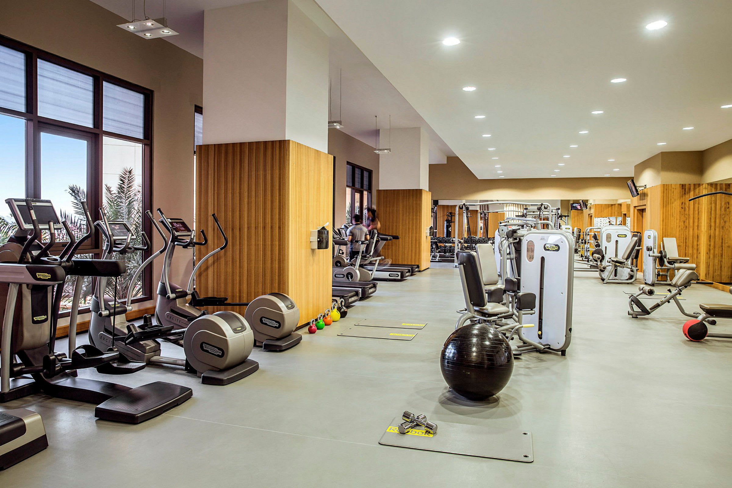 Gym med olika träningsmaskiner och utrustning. (AI-genererad text)