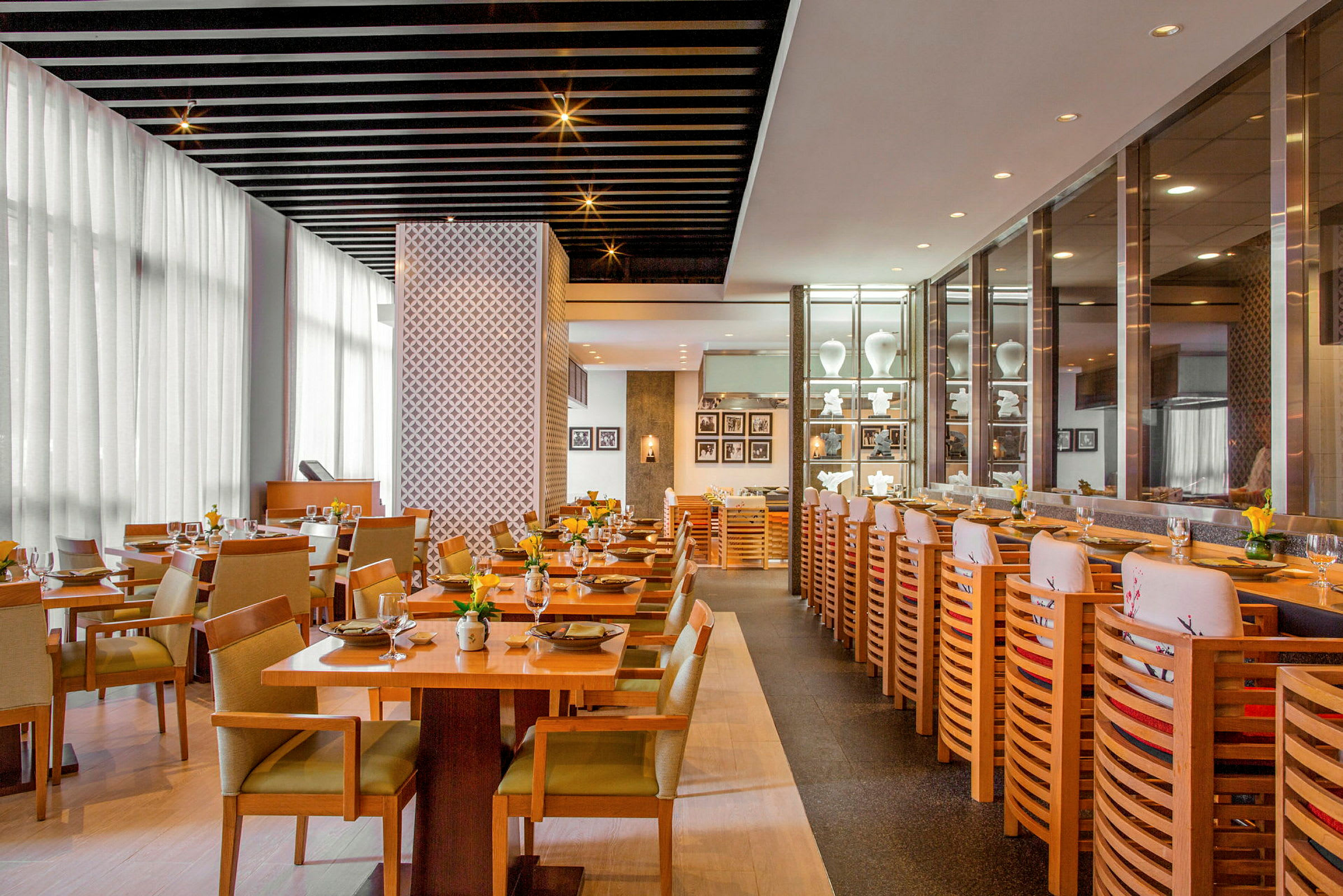 Restaurang med elegant inredning, bord och stolar arrangerade för måltider. (AI-genererad text)