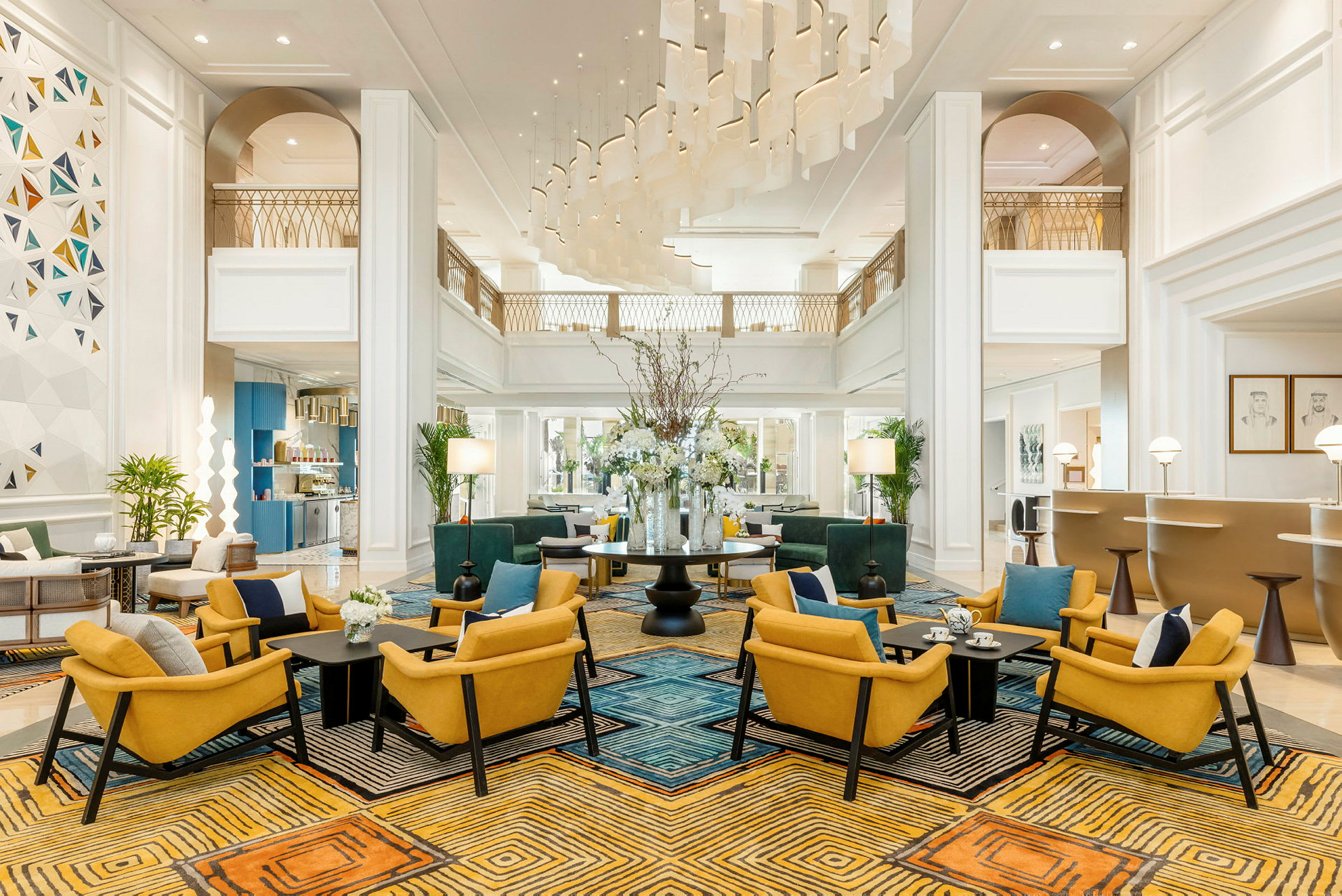 Ljust och elegant hotellobby med sittgrupper och blommor på ett bord. (AI-genererad text)