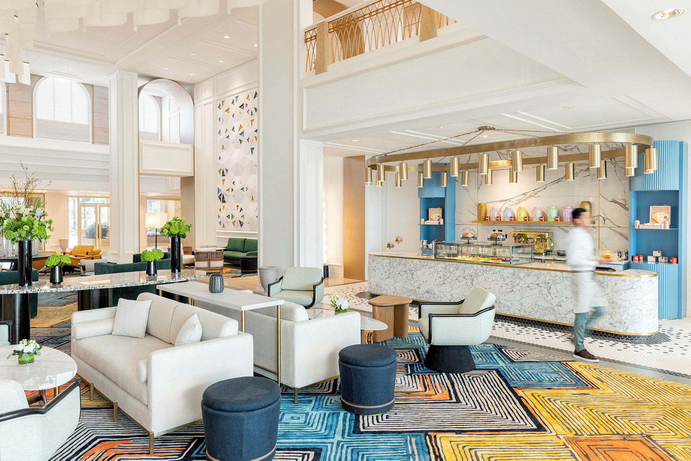 Ett elegant hotellobby med moderna möbler och en marmordisk. (AI-genererad text)