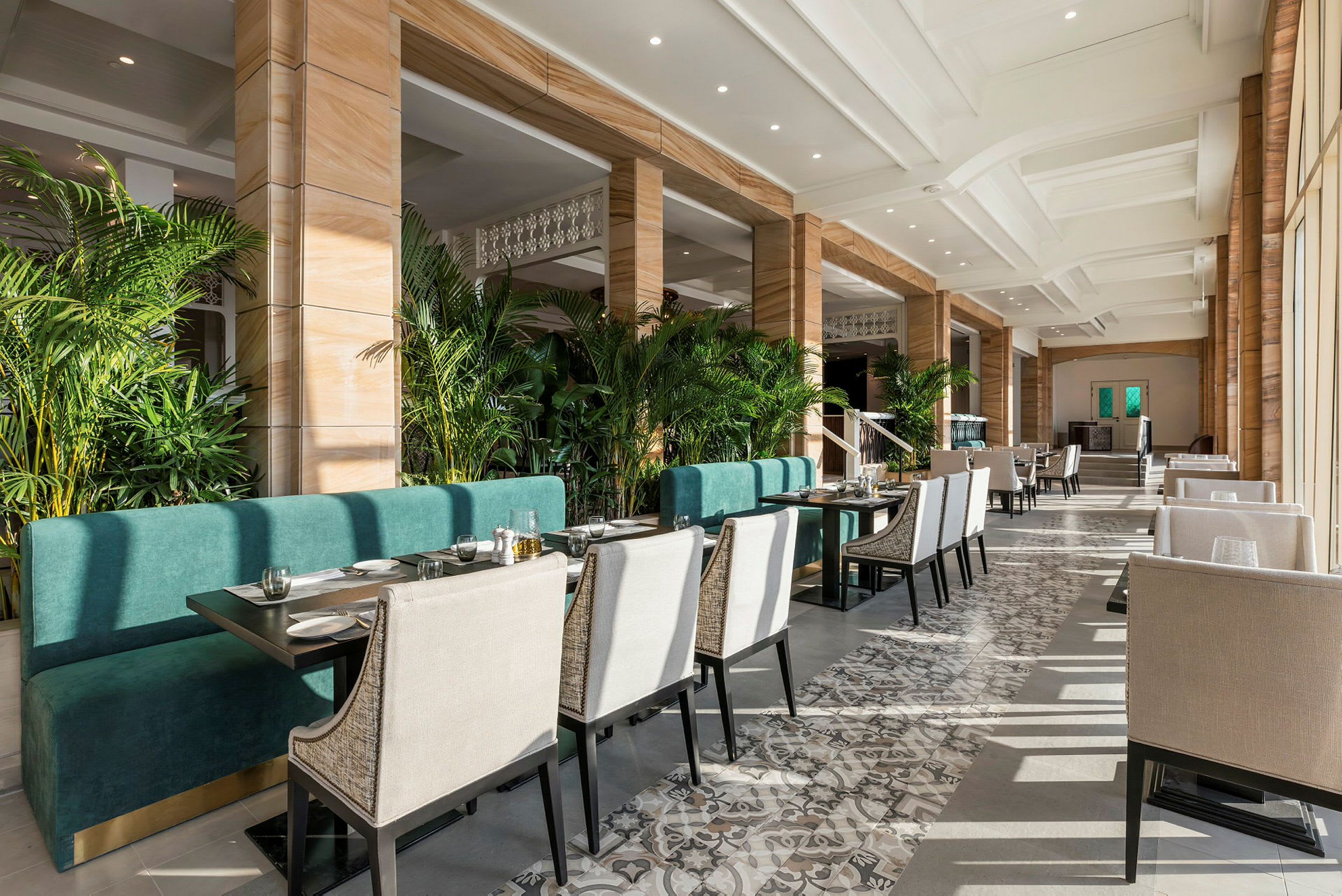 Restaurang med sittplatser och gröna växter. (AI-genererad text)