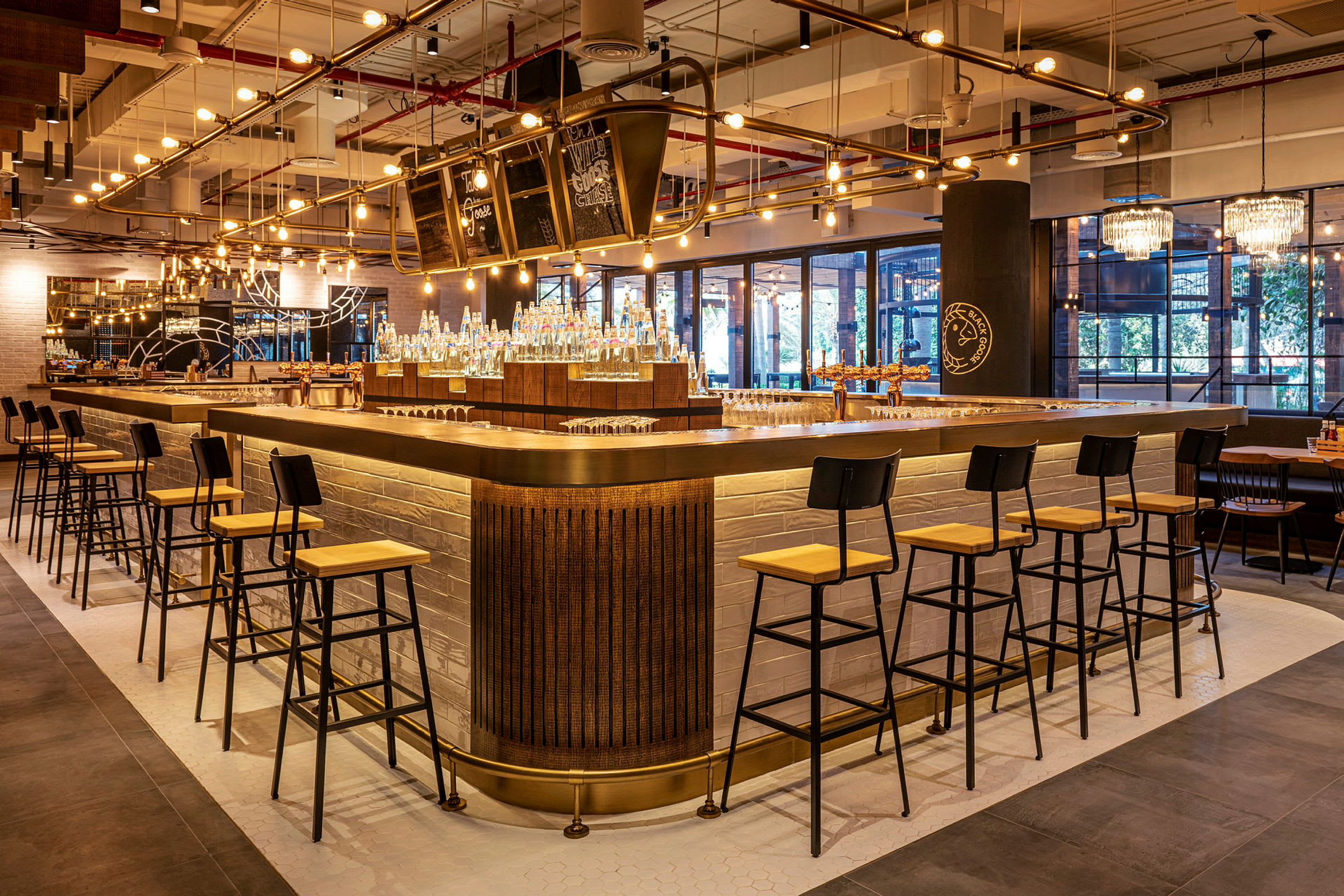 En elegant bar med högstolar och glasflaskor på disken. (AI-genererad text)