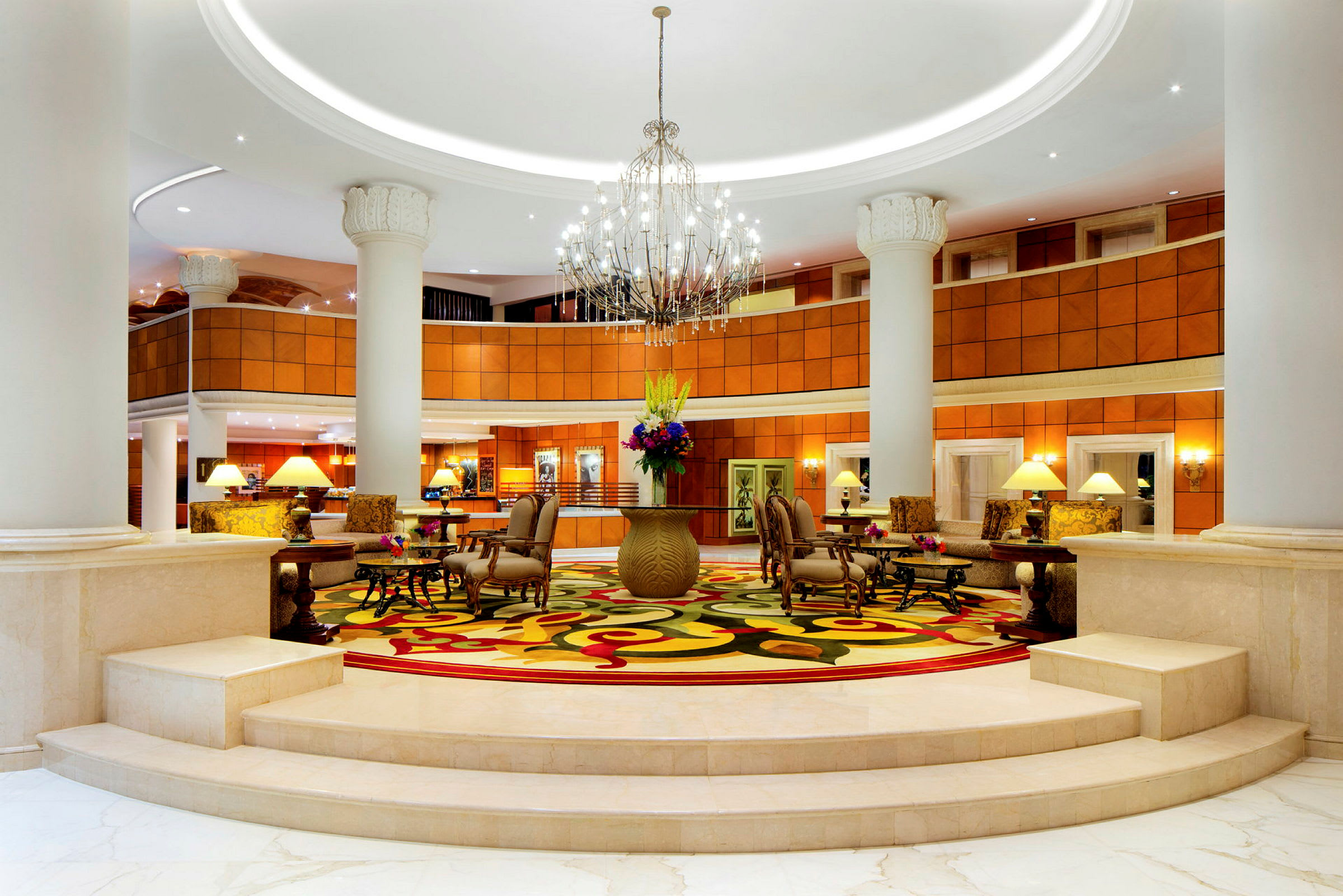 Ett hotellobby med färgade möbler och dekorativa detaljer. (AI-genererad text)