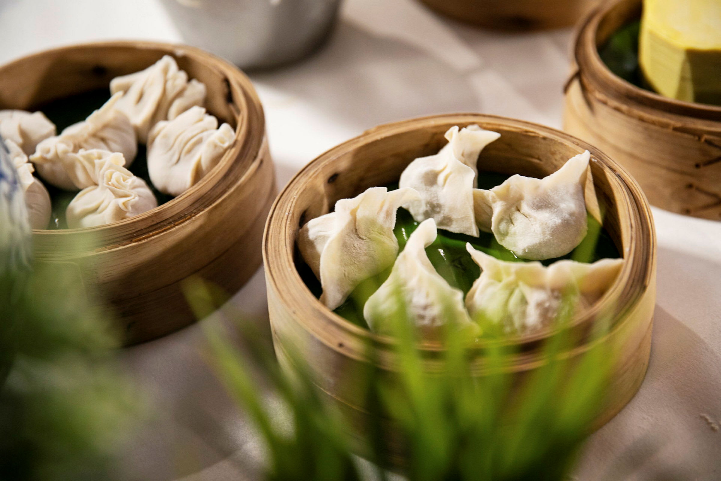 Färska dumplings i en ångkokningskorg. (AI-genererad text)