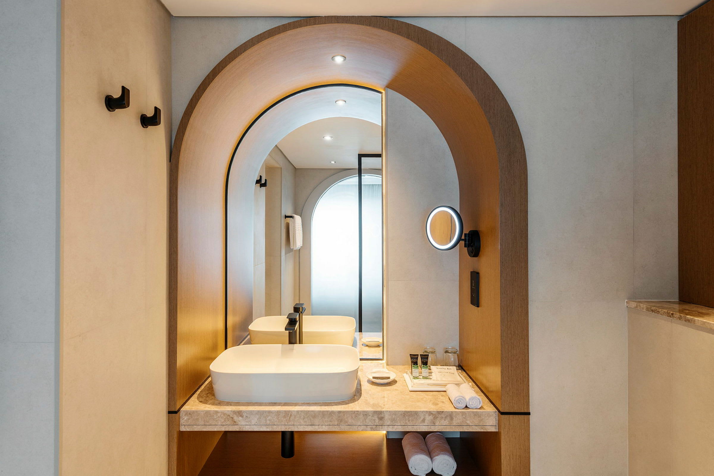 Modernt hotellbadrum med elegant inredning, handfat och belyst spegel. (AI-genererad text)