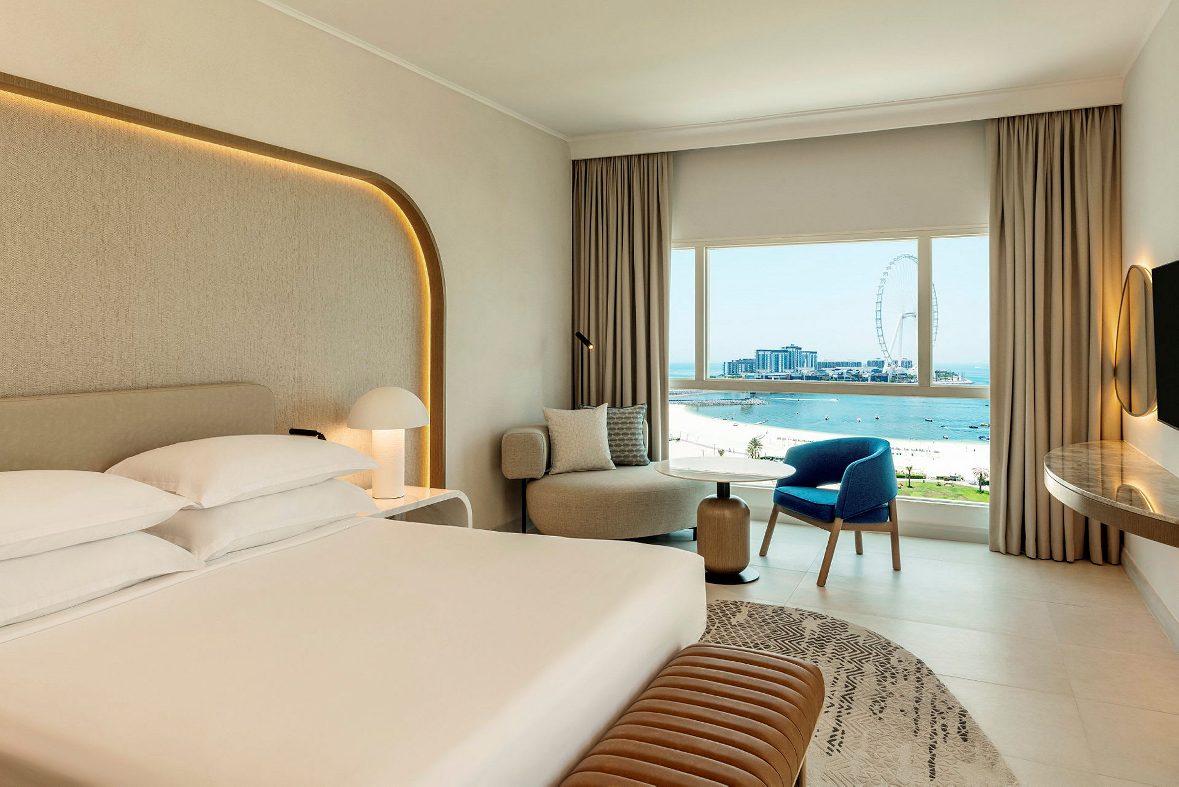 Hotellrum med utsikt mot havet och ett pariserhjul. (AI-genererad text)